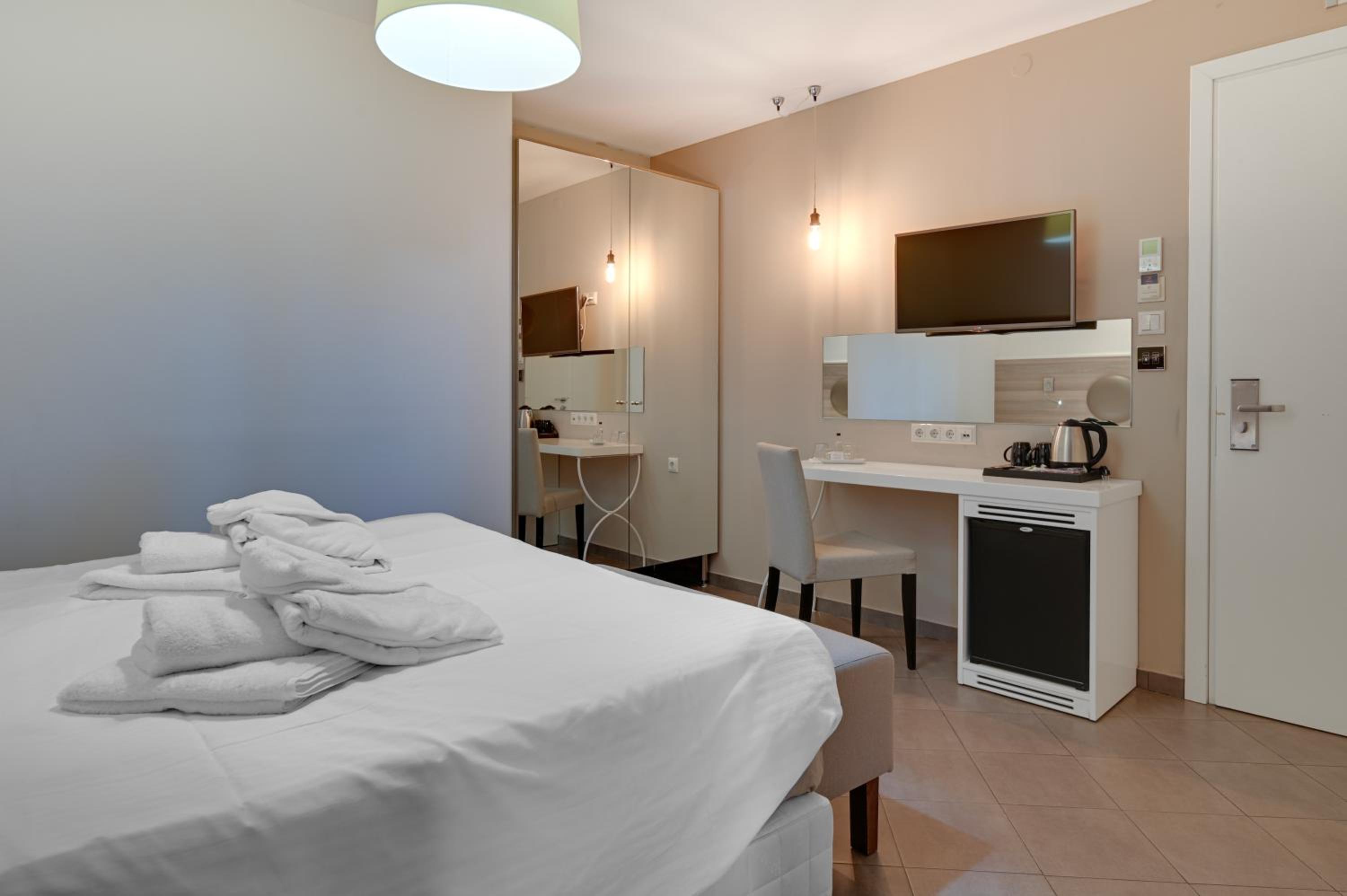 Double or Twin Room - Photo 6