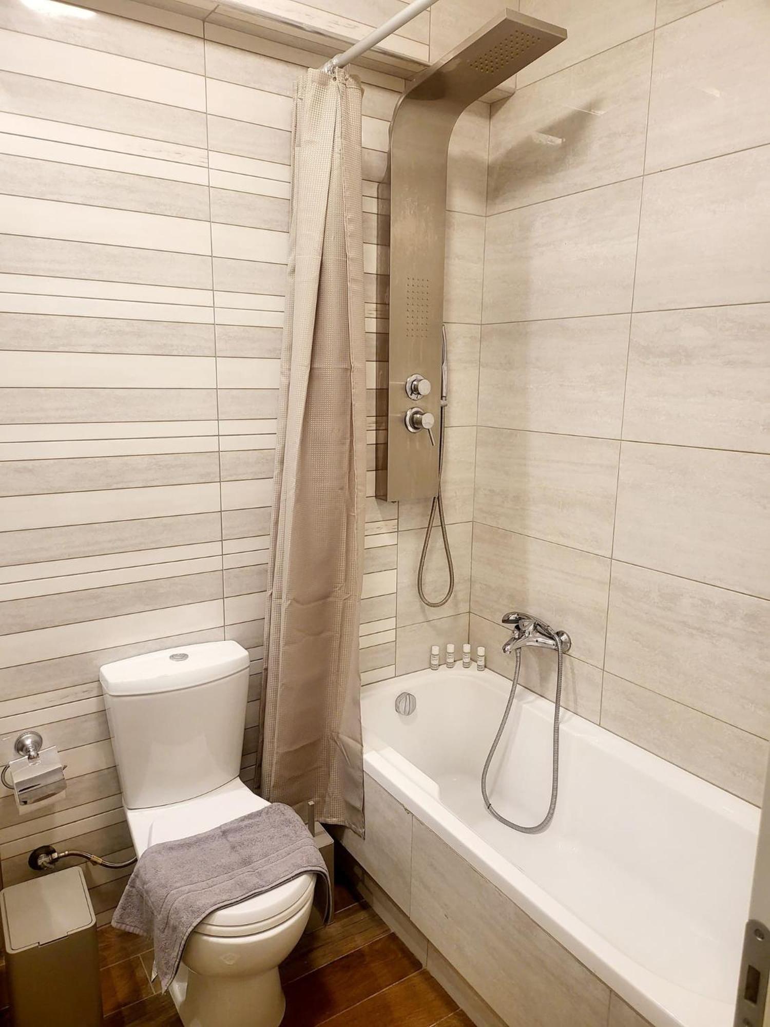 Deluxe One-Bedroom Apartment with City View photo 2