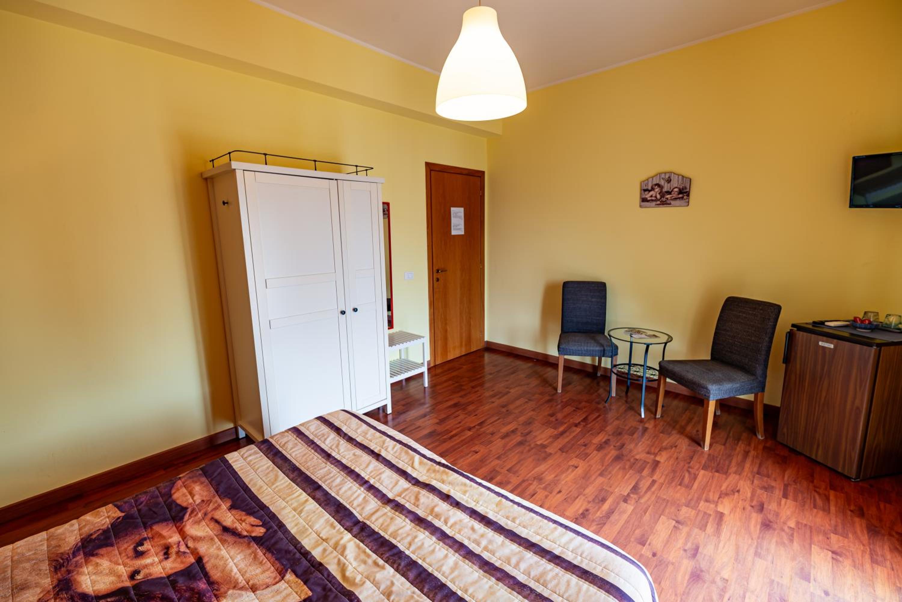 Double Room with Private External Bathroom - Photo 6