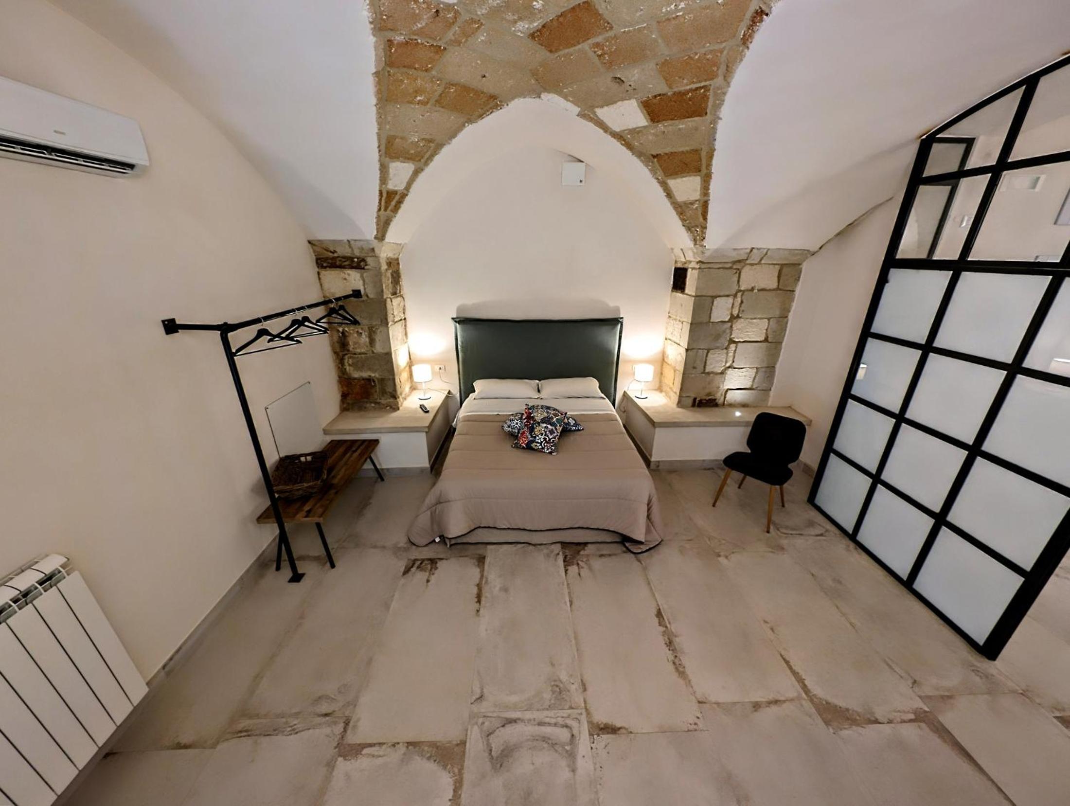 One-Bedroom House - Photo 8