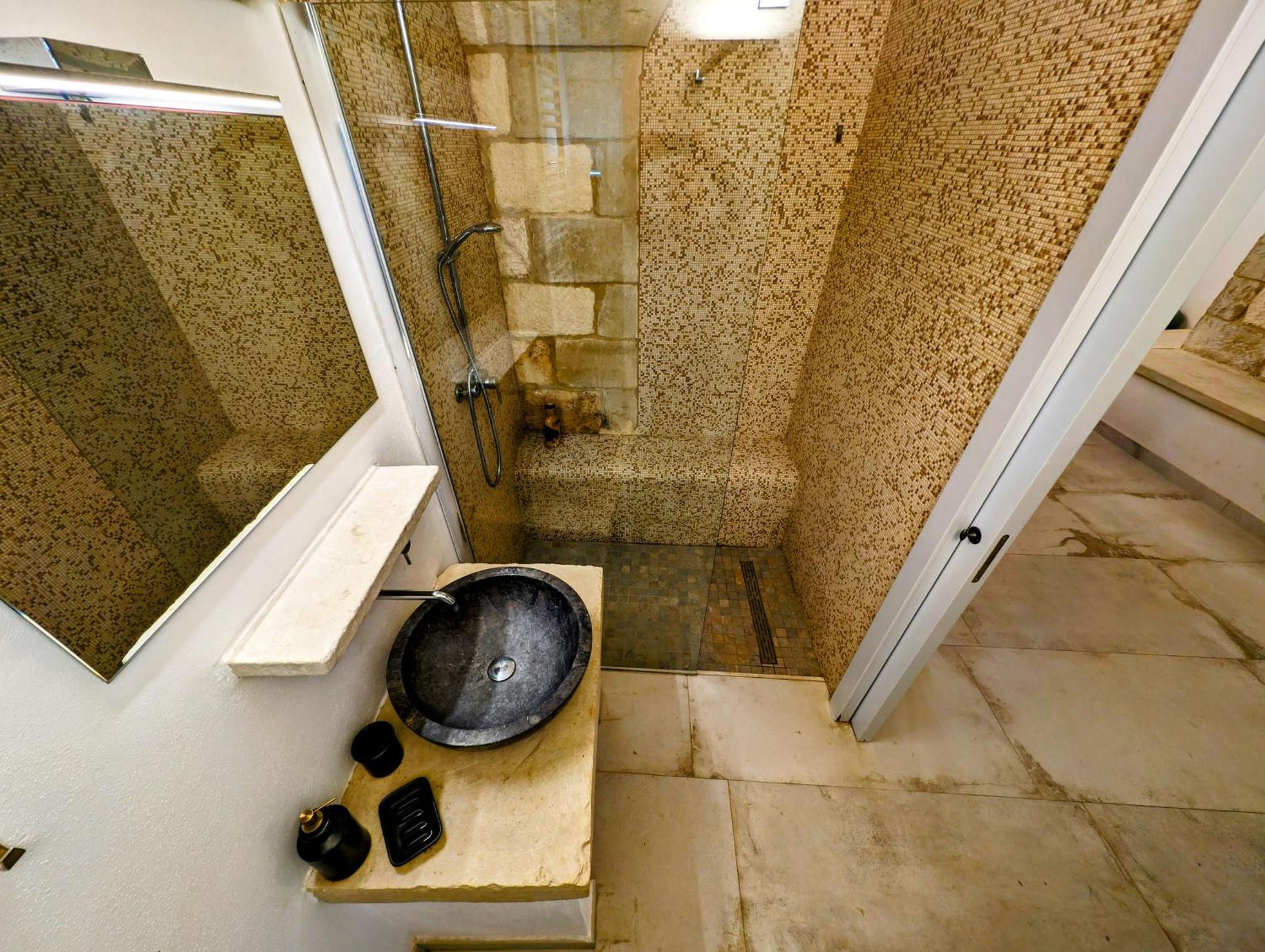 One-Bedroom House - Photo 18
