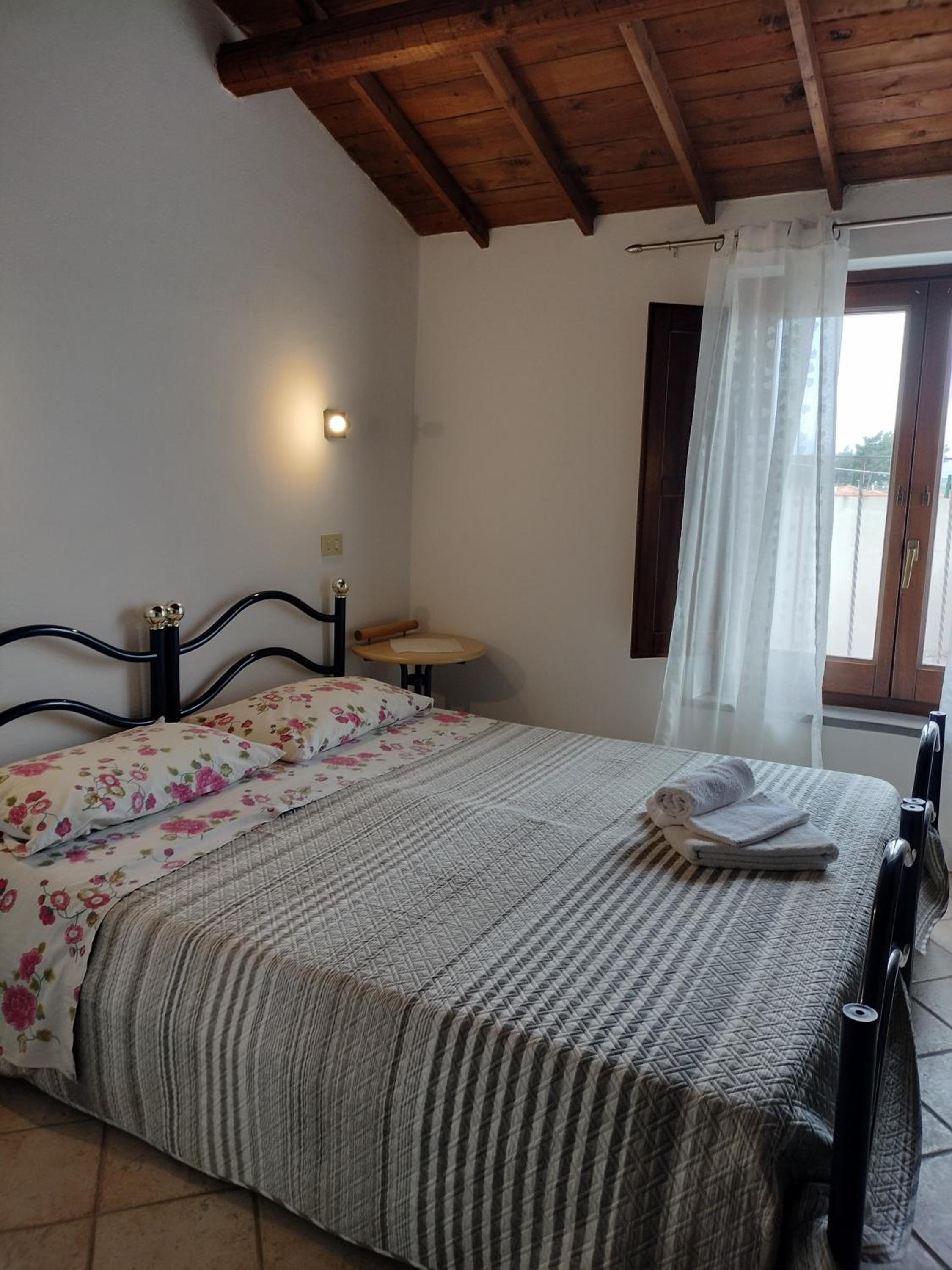 Double Room with Private External Bathroom - Photo 2