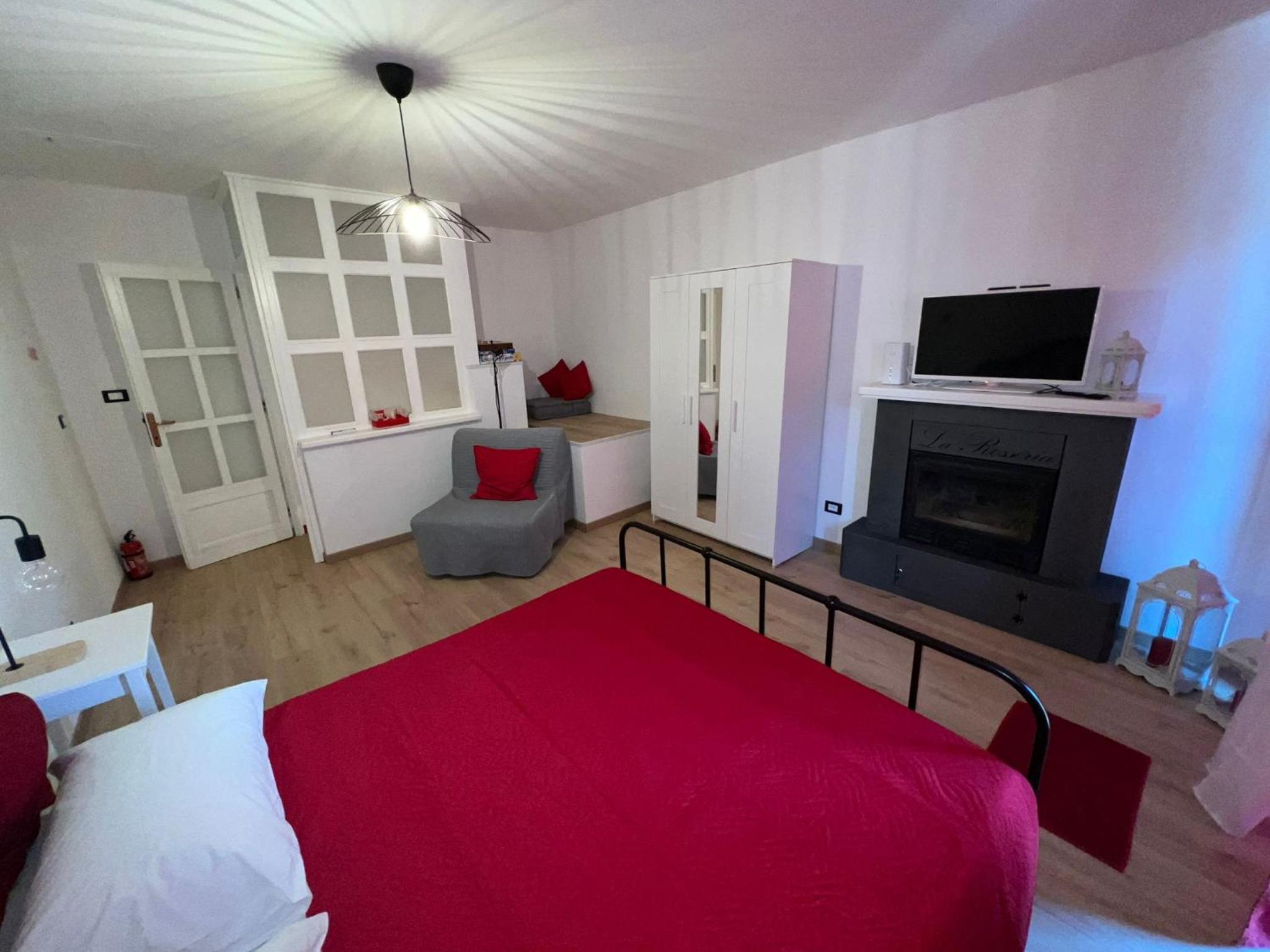 One-Bedroom Apartment with Balcony and Mountain View   photo 1