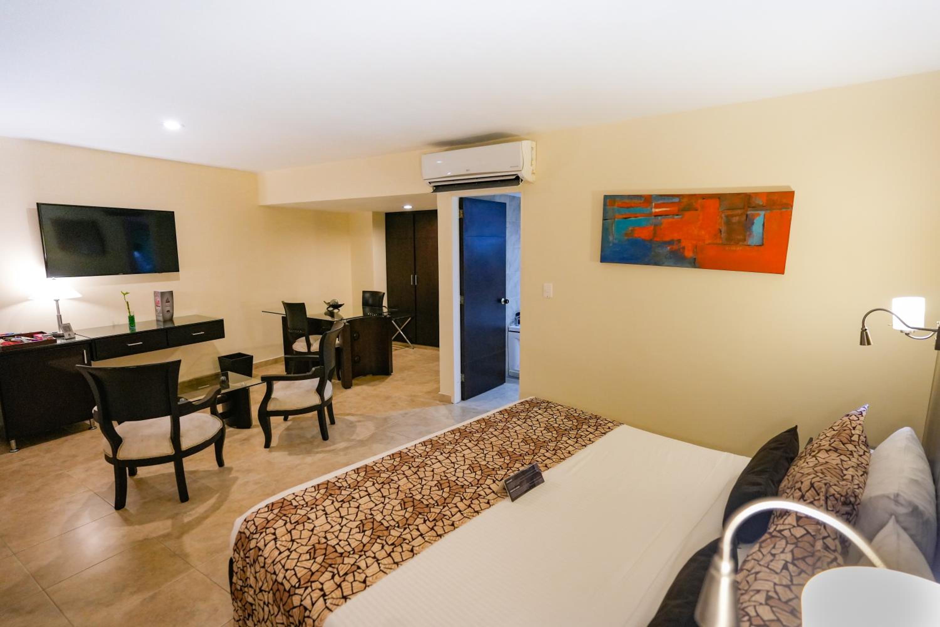 Executive Suite - Photo 5