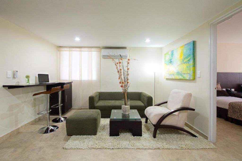 Senior Suite - Photo 2