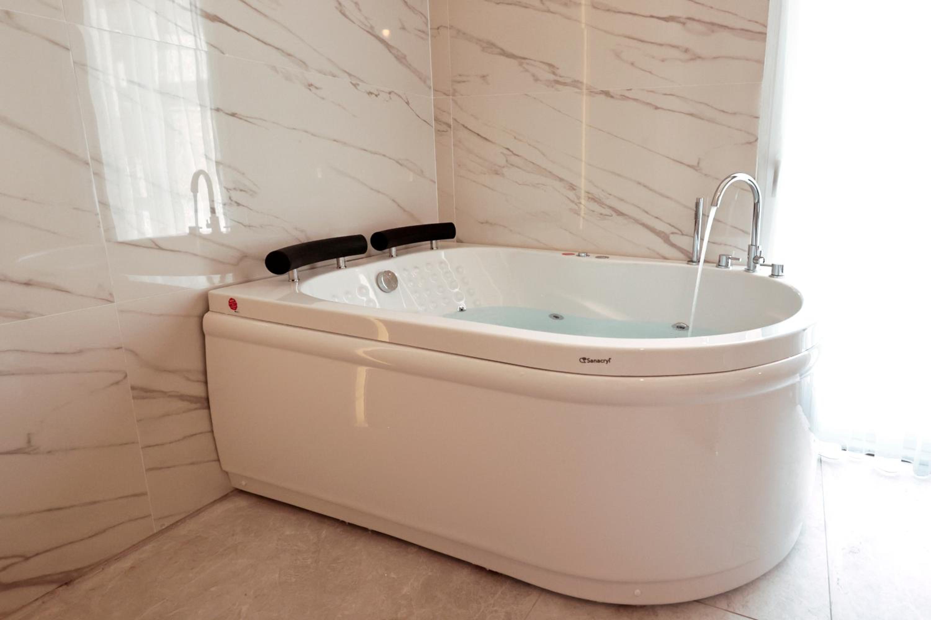 Deluxe Suite with Spa Bath
