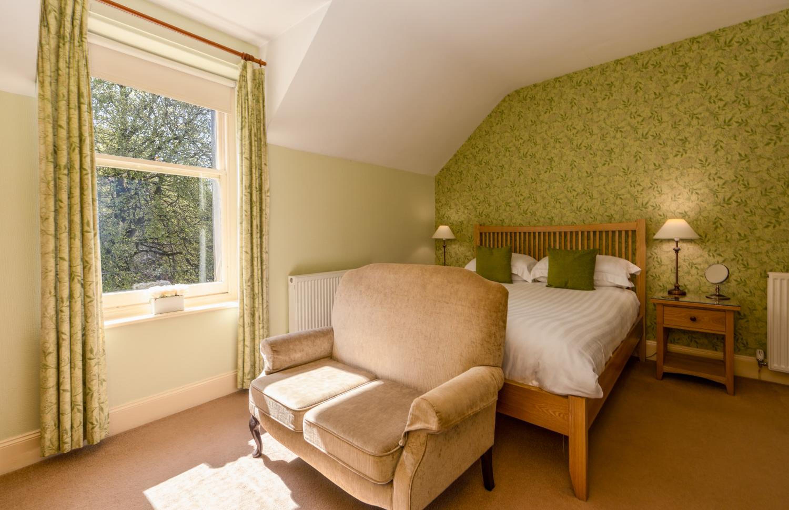 Deluxe King Room with Seating Area photo 1