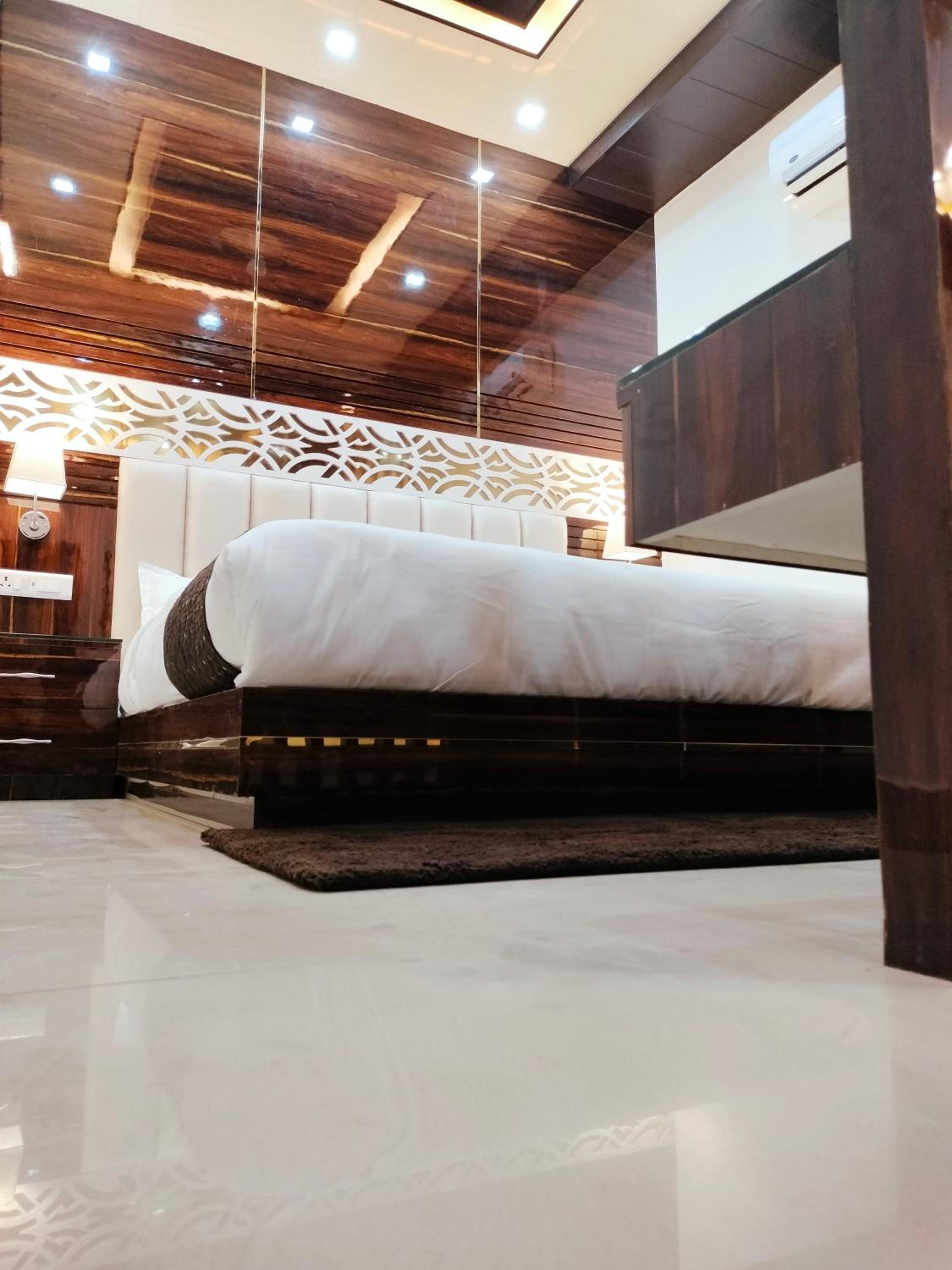 Executive Suite - Photo 61