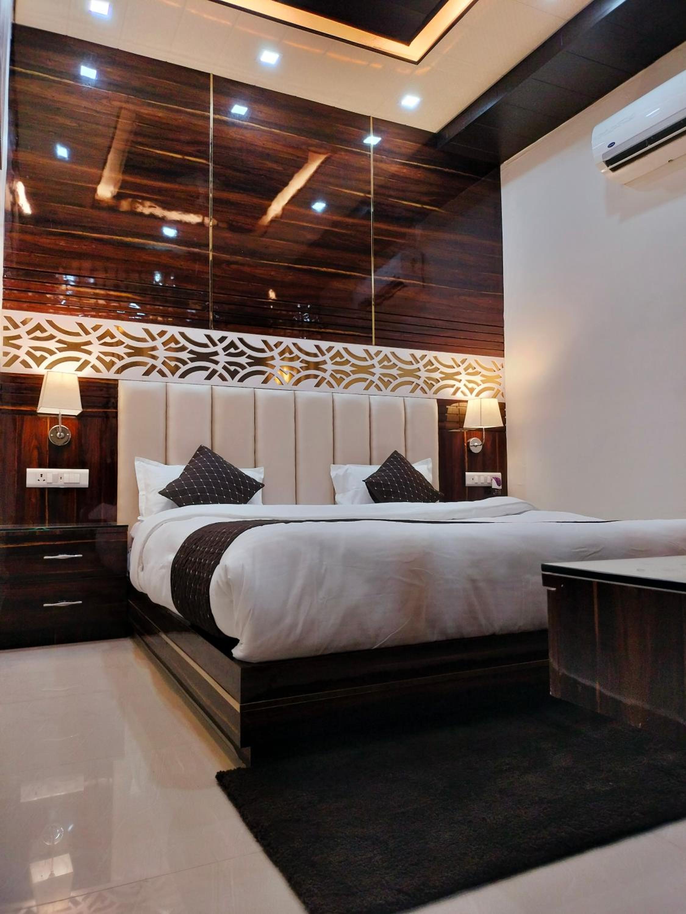 Executive Suite - Photo 59