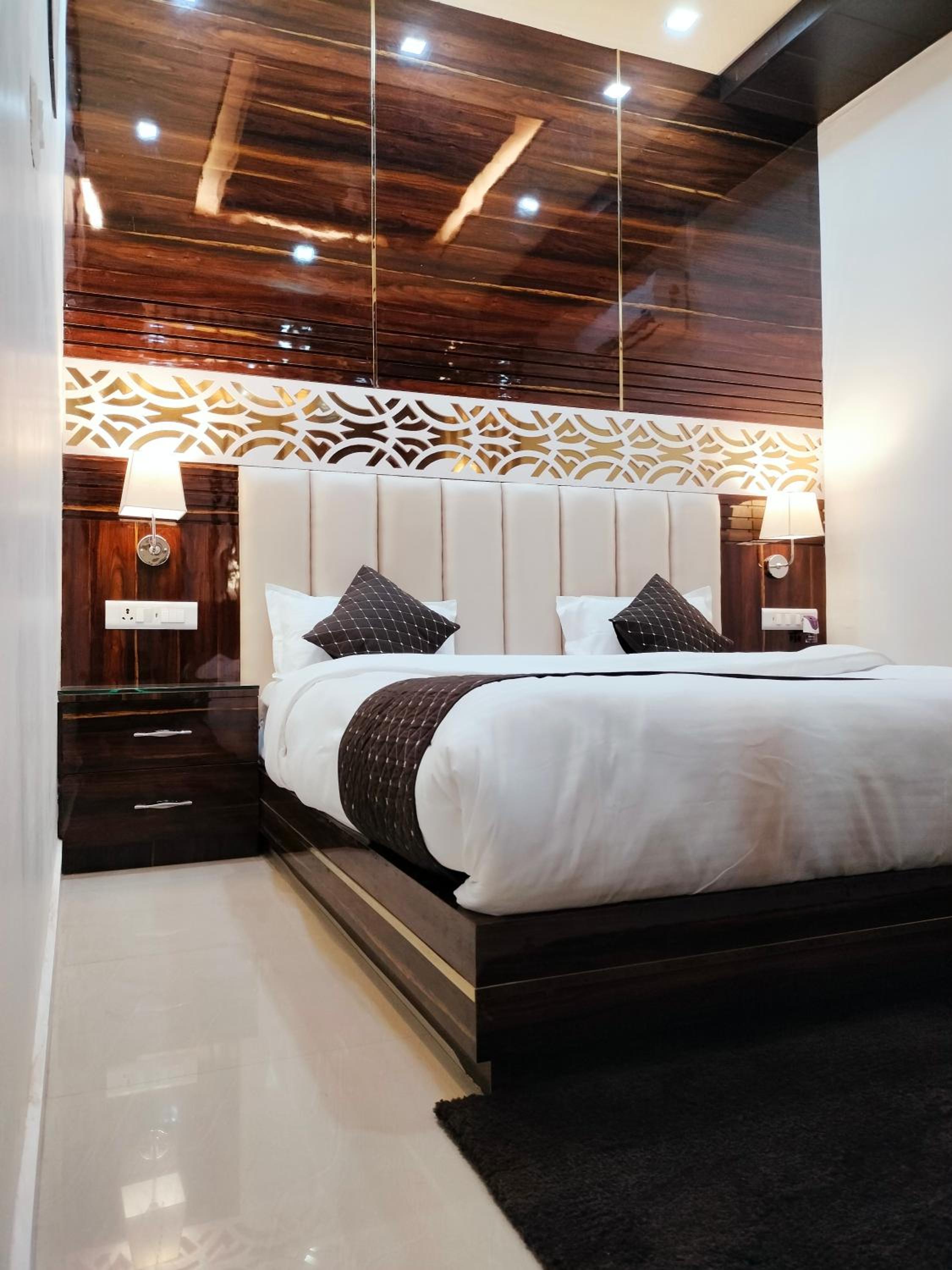 Executive Suite - Photo 55