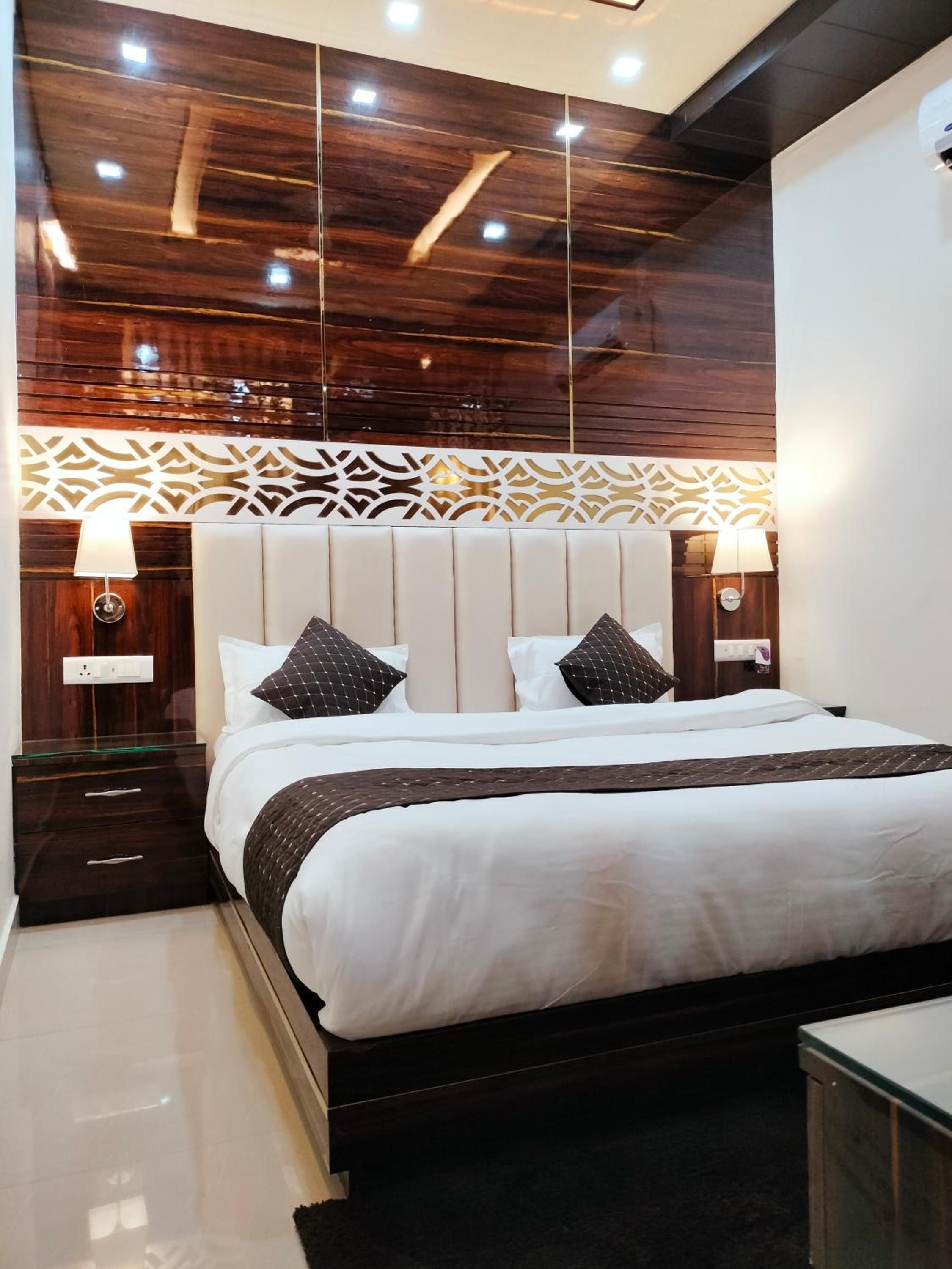 Executive Suite - Photo 53