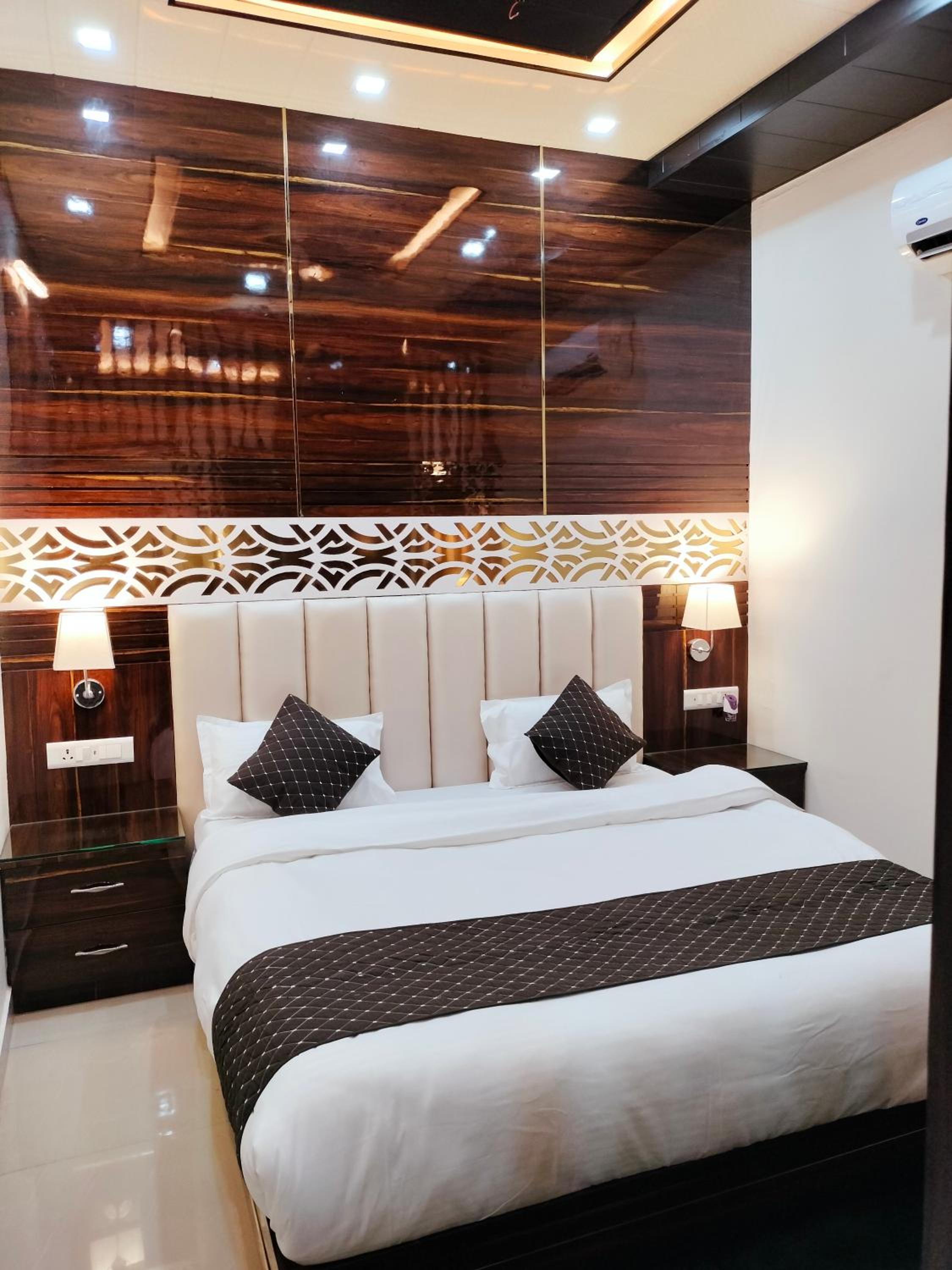 Executive Suite - Photo 52