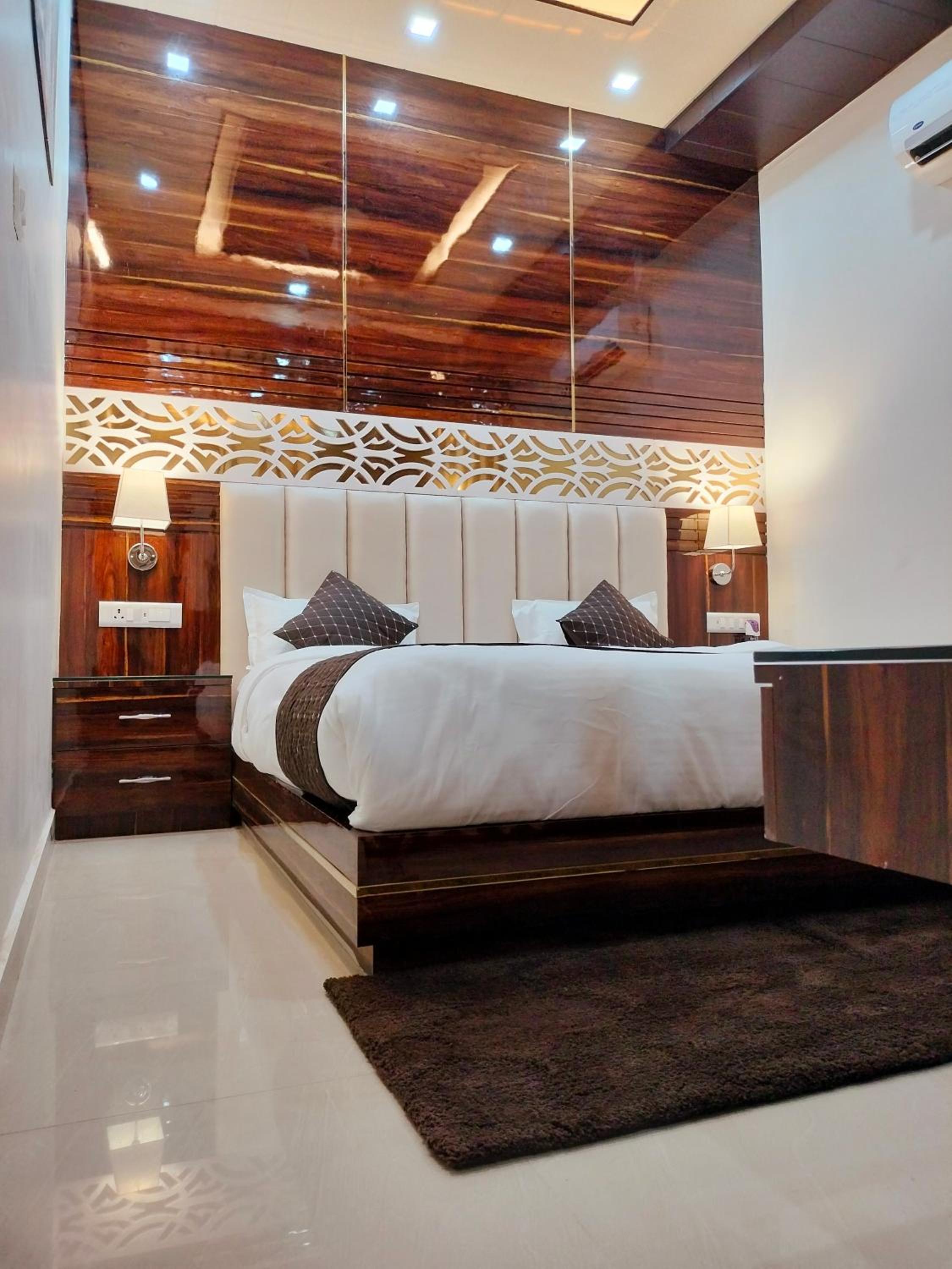 Executive Suite - Photo 51