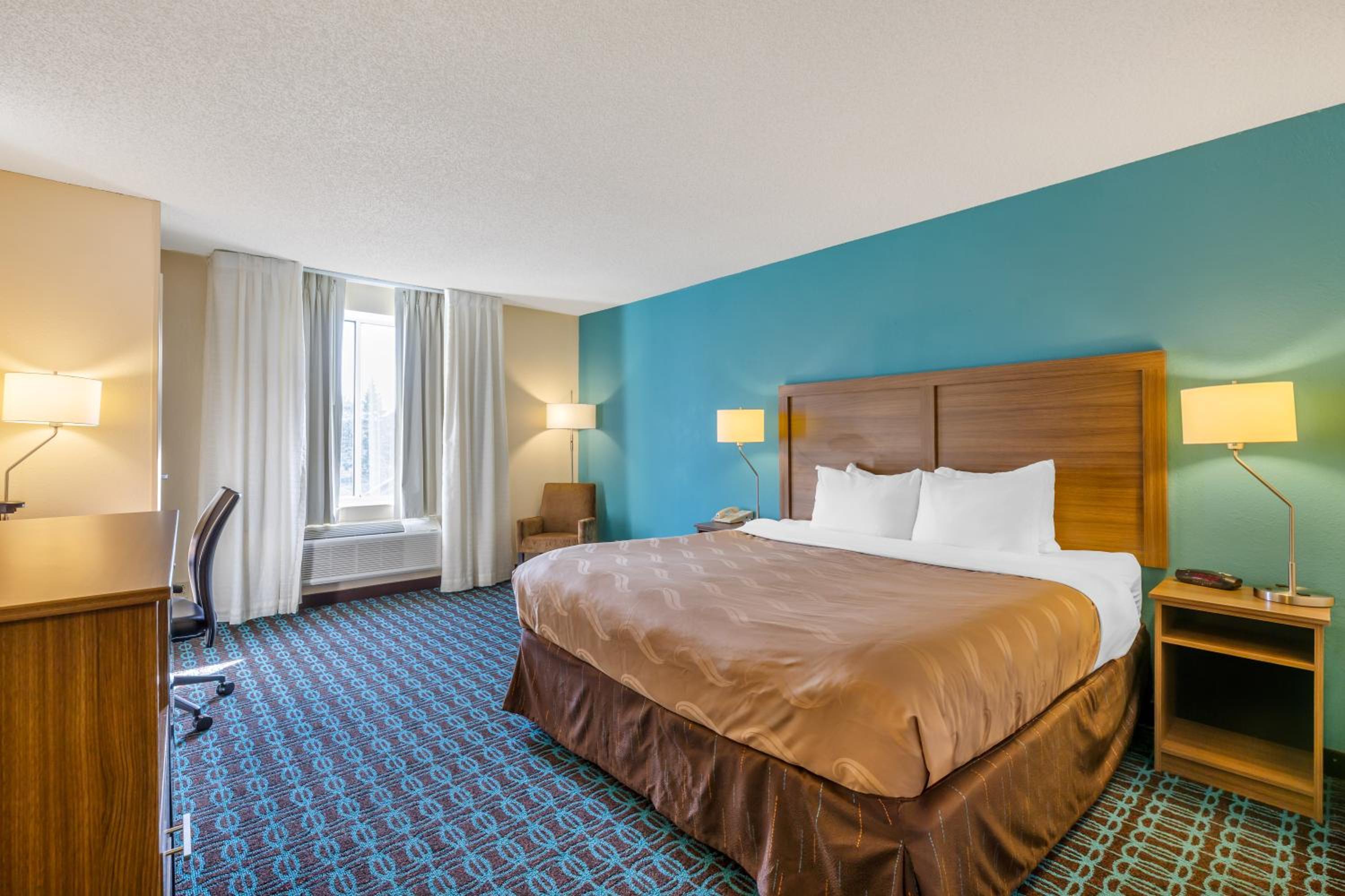 King Room with Roll-In Shower - Disability Access/Non Smoking - Photo 4