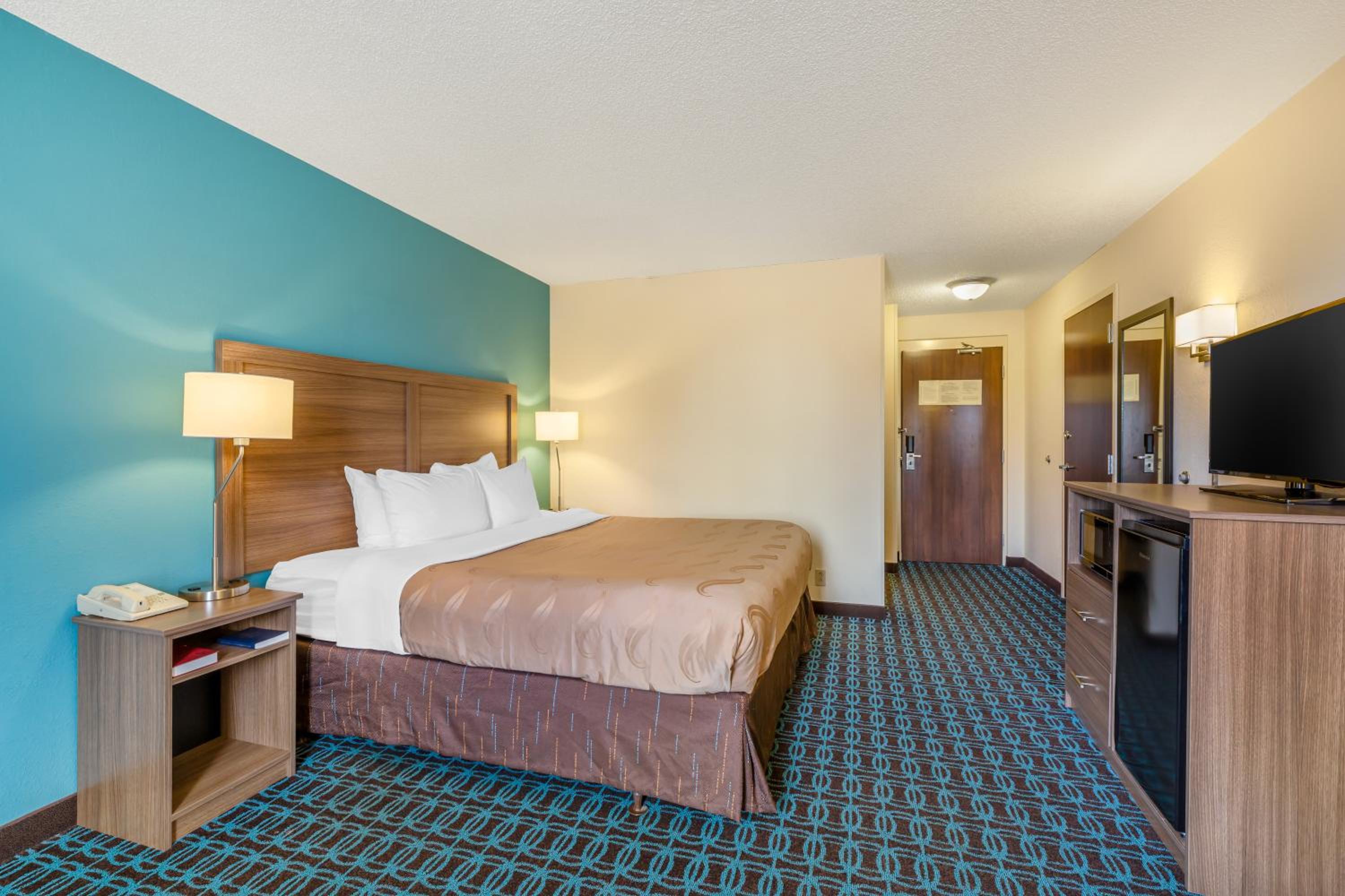 King Room with Roll-In Shower - Disability Access/Non Smoking - Photo 1