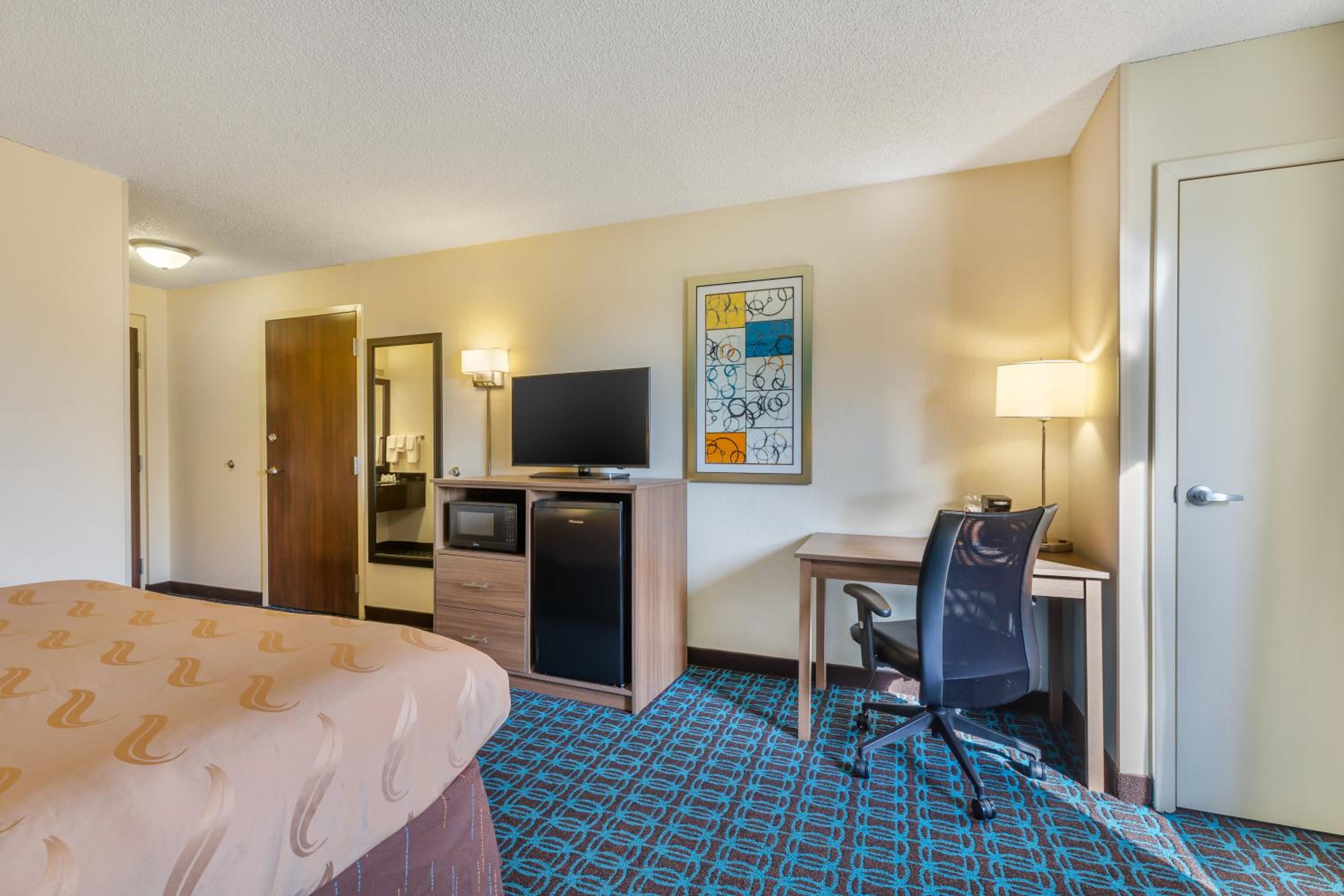 King Room with Roll-In Shower - Disability Access/Non Smoking - Photo 3