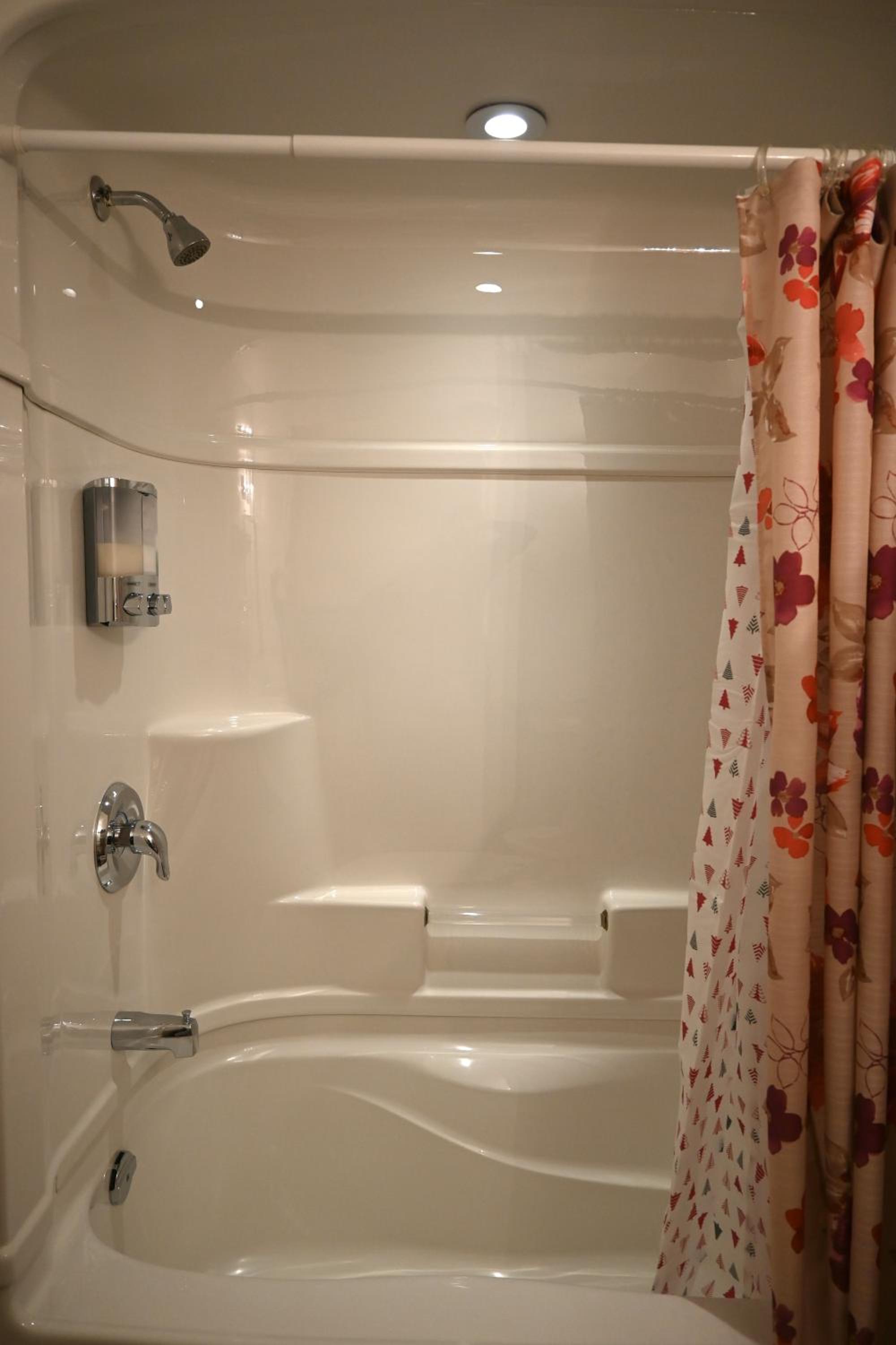 One-Bedroom Apartment - Photo 2