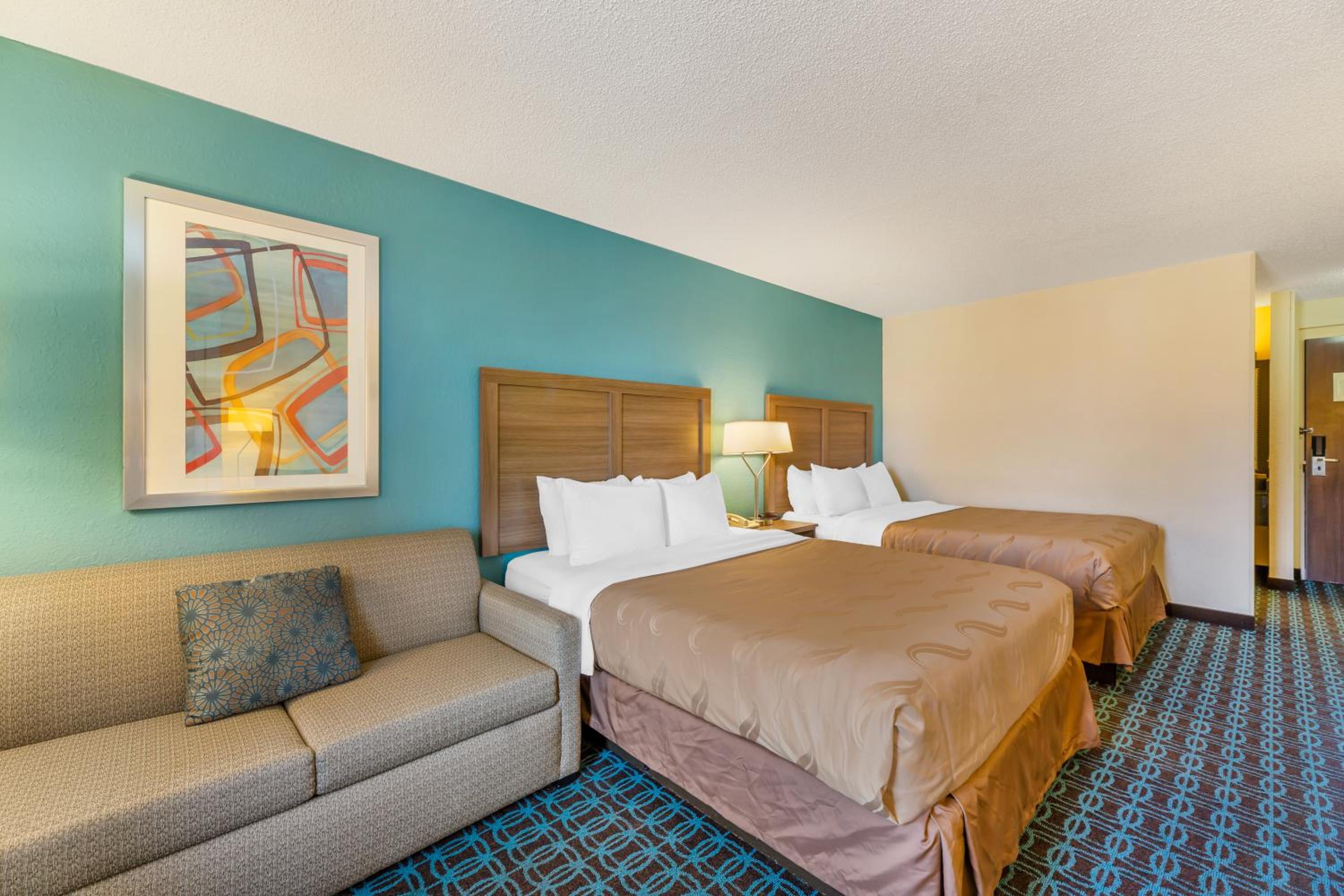 Queen Suite with Two Queen Beds and Sofa - Non Smoking - Photo 3