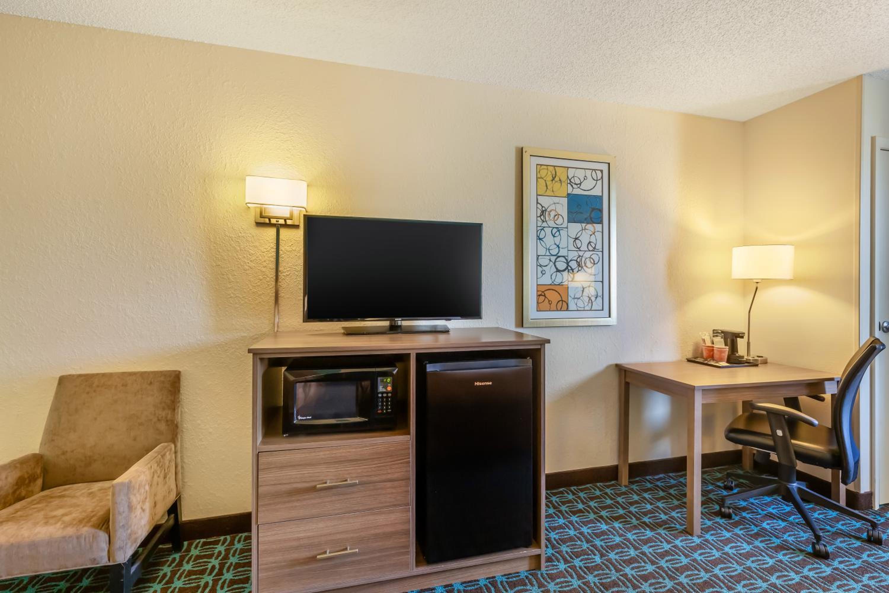 Queen Suite with Two Queen Beds and Sofa - Non Smoking - Photo 2