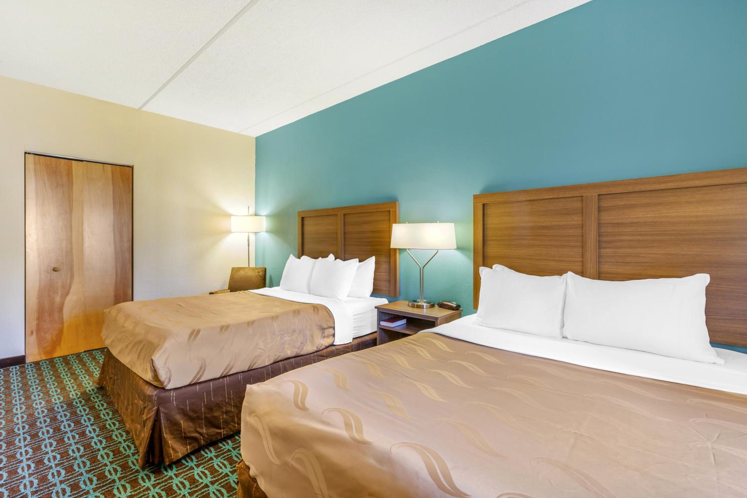 Quadruple Room with Two Queen Beds - Non Smoking - Photo 4