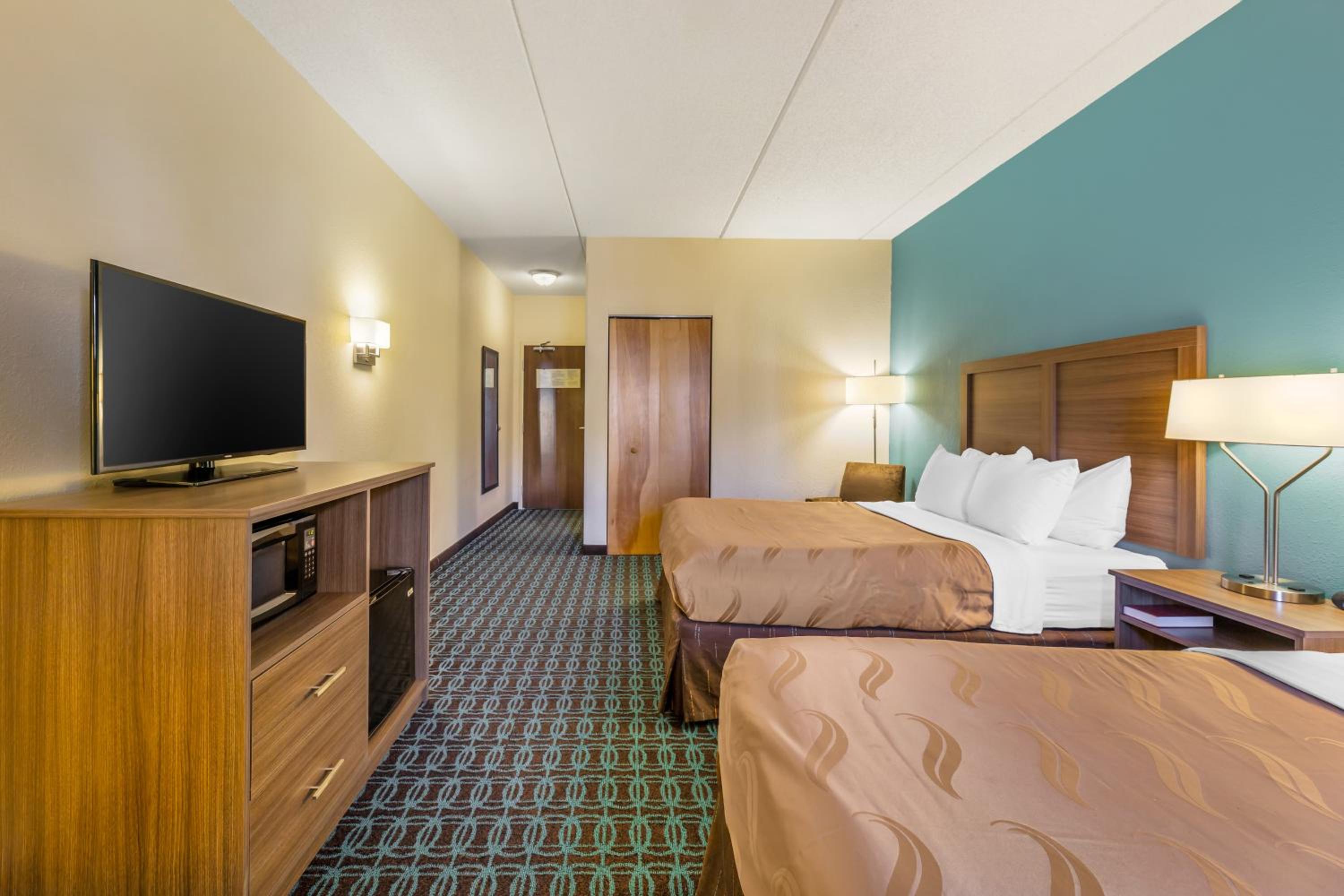 Quadruple Room with Two Queen Beds - Non Smoking - Photo 3