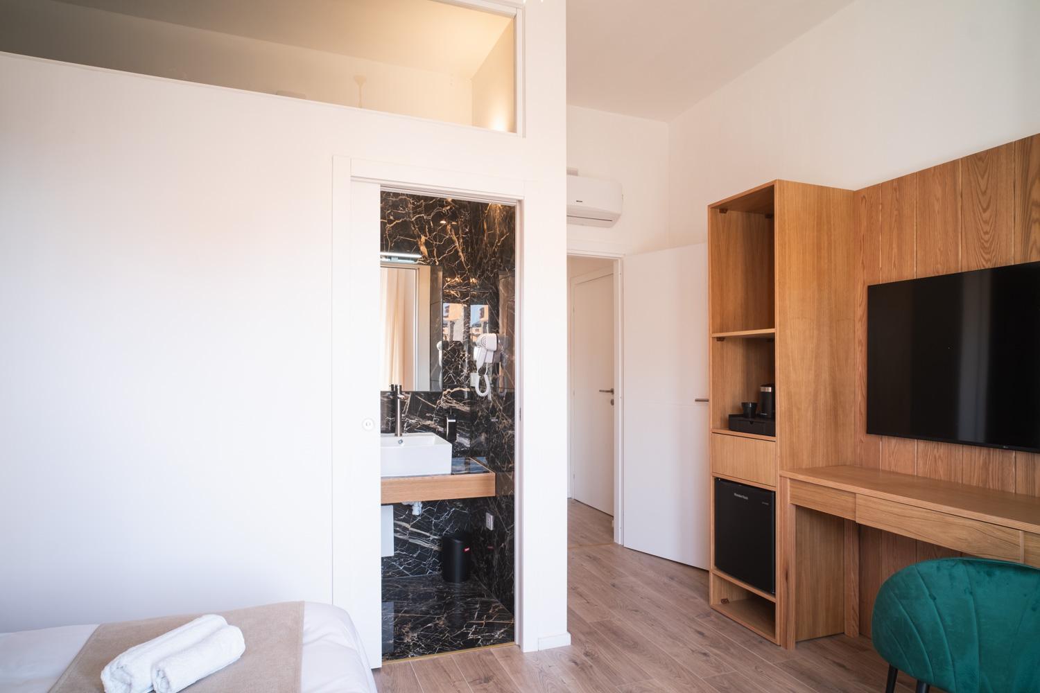 Deluxe Double Room with Balcony photo 2