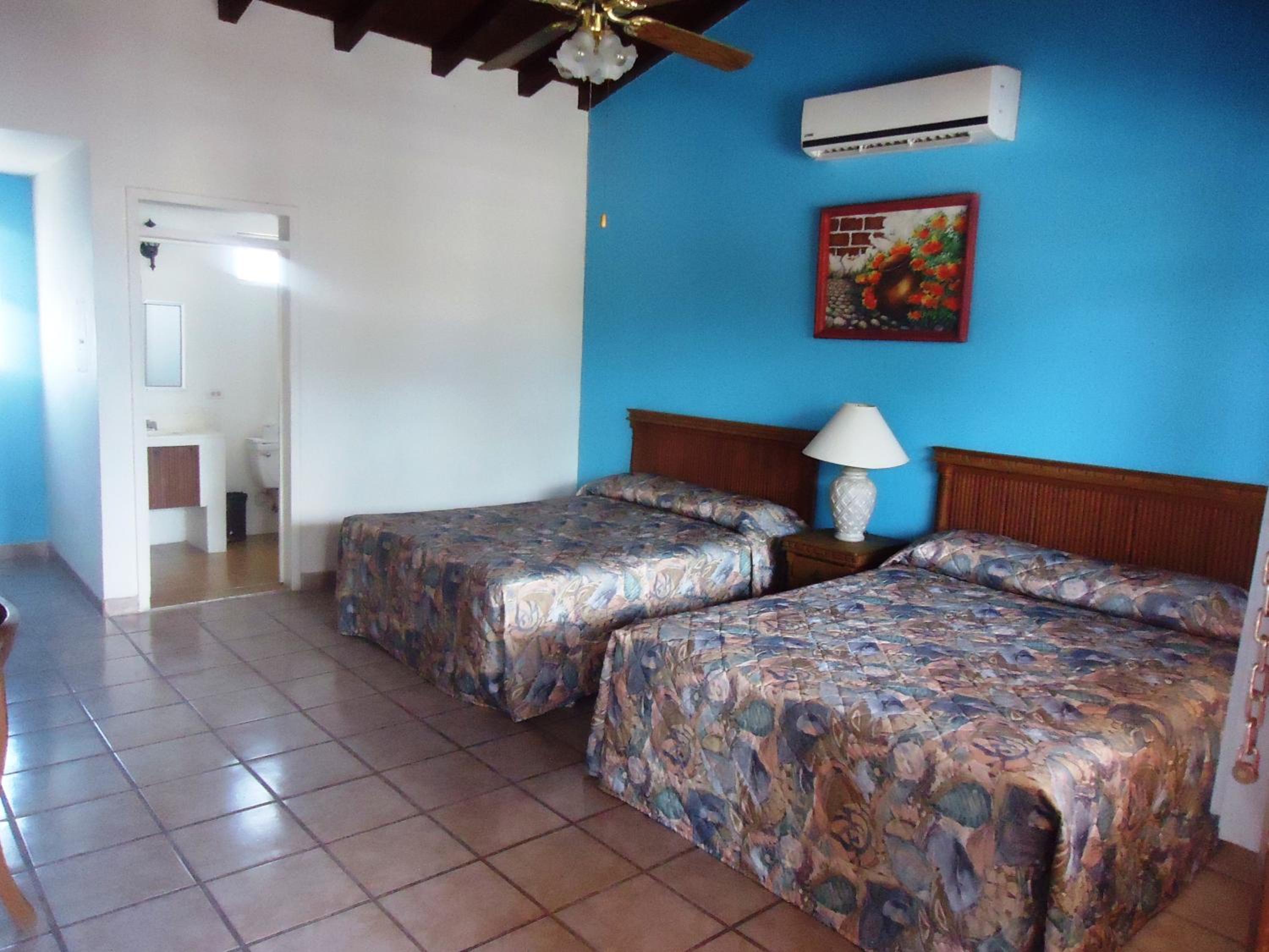 Queen Room with Two Queen Beds - Photo 2