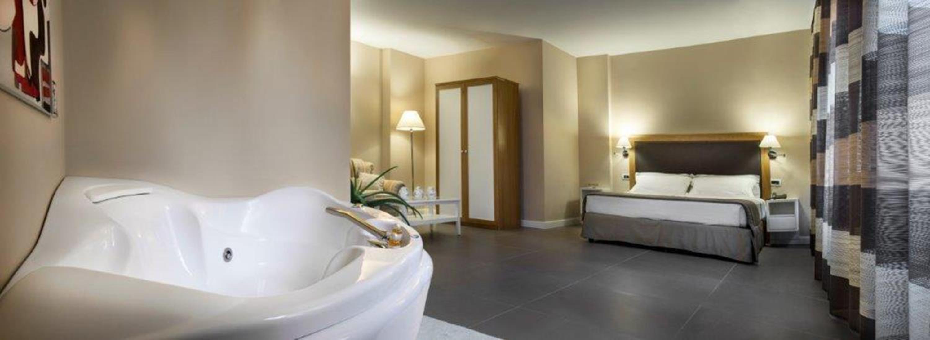 Suite with Spa Bath - Photo 1