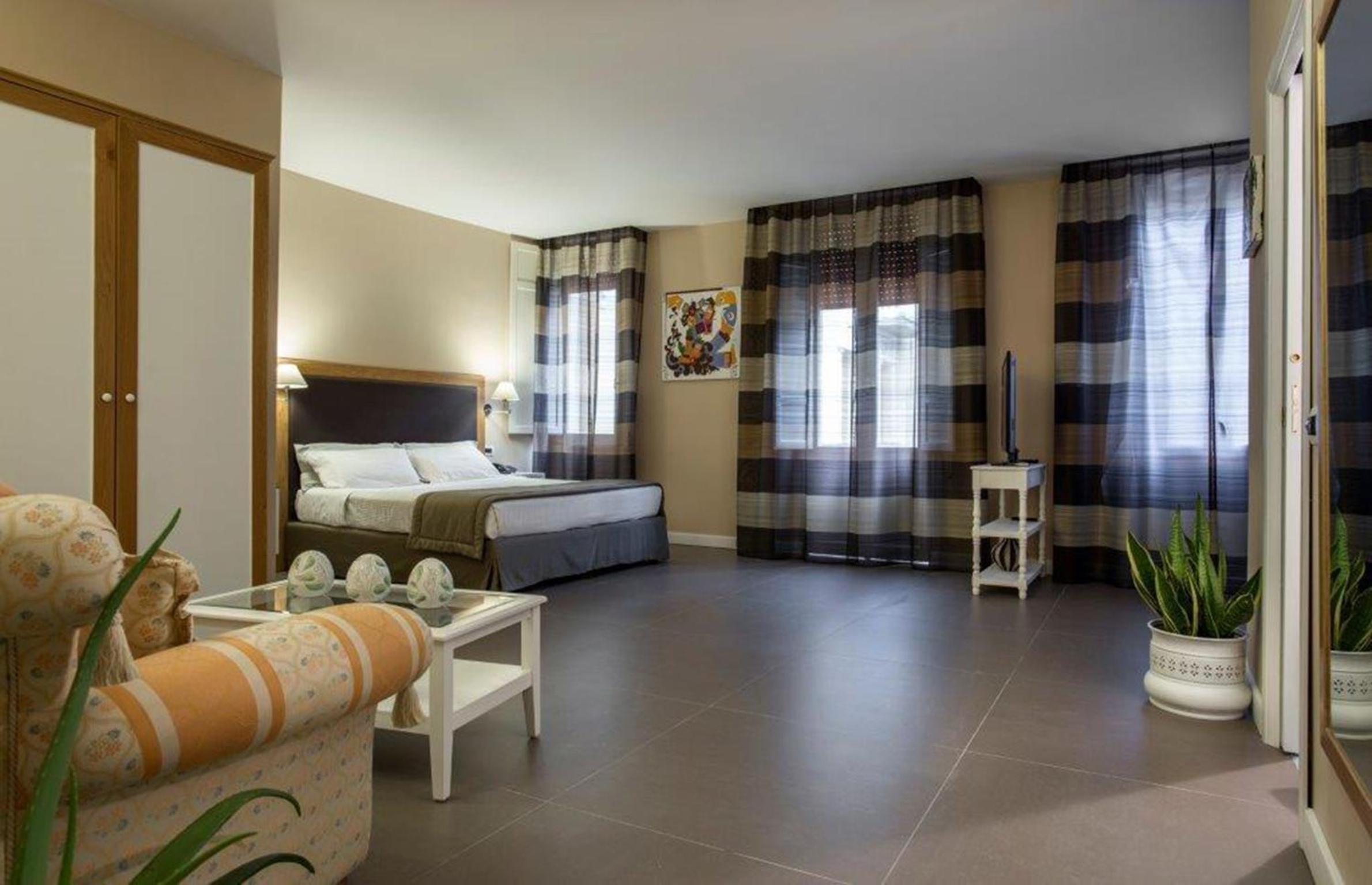 Suite with Spa Bath - Photo 2