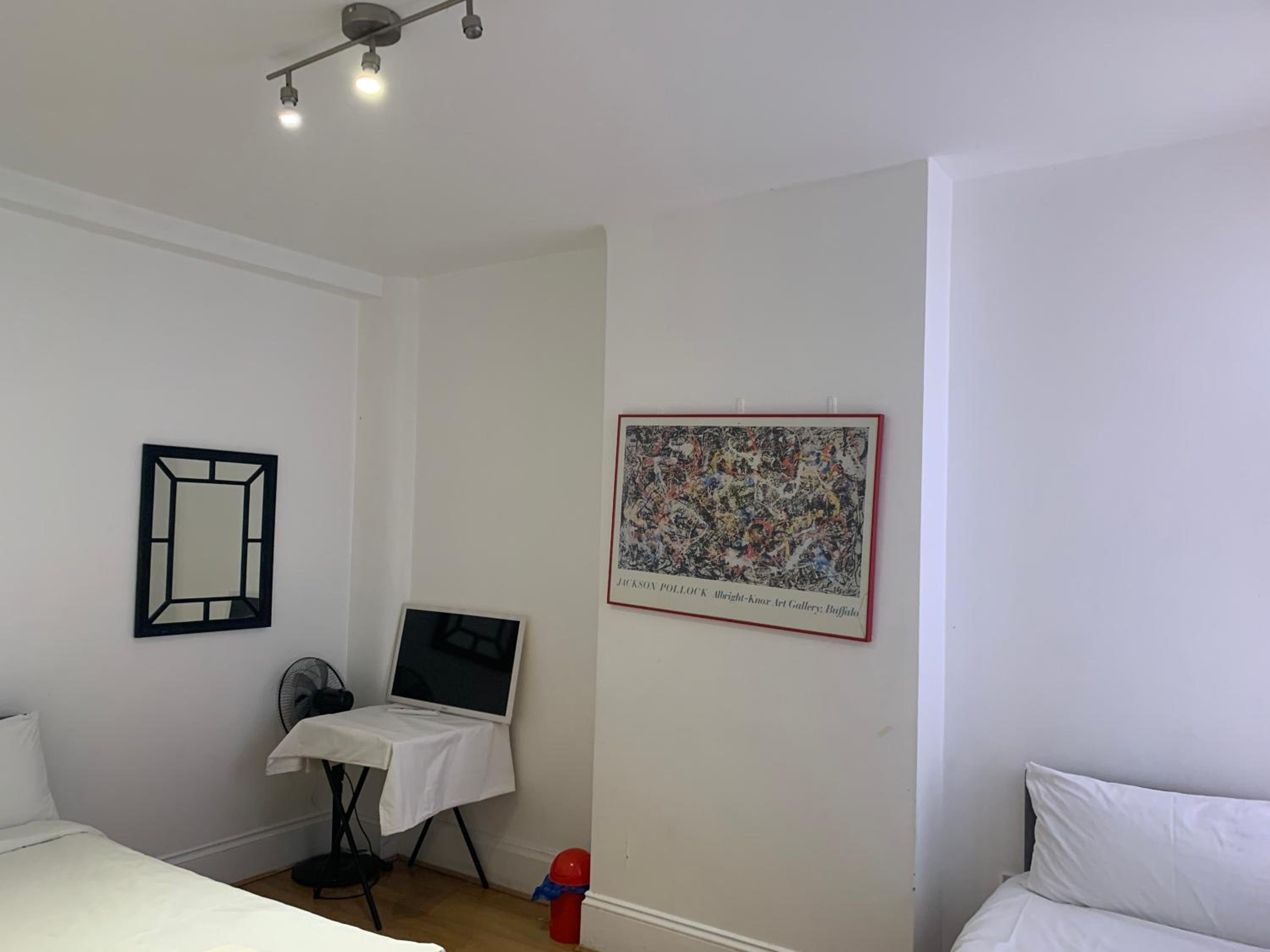 Basic Triple Room with Shared Bathroom photo 2