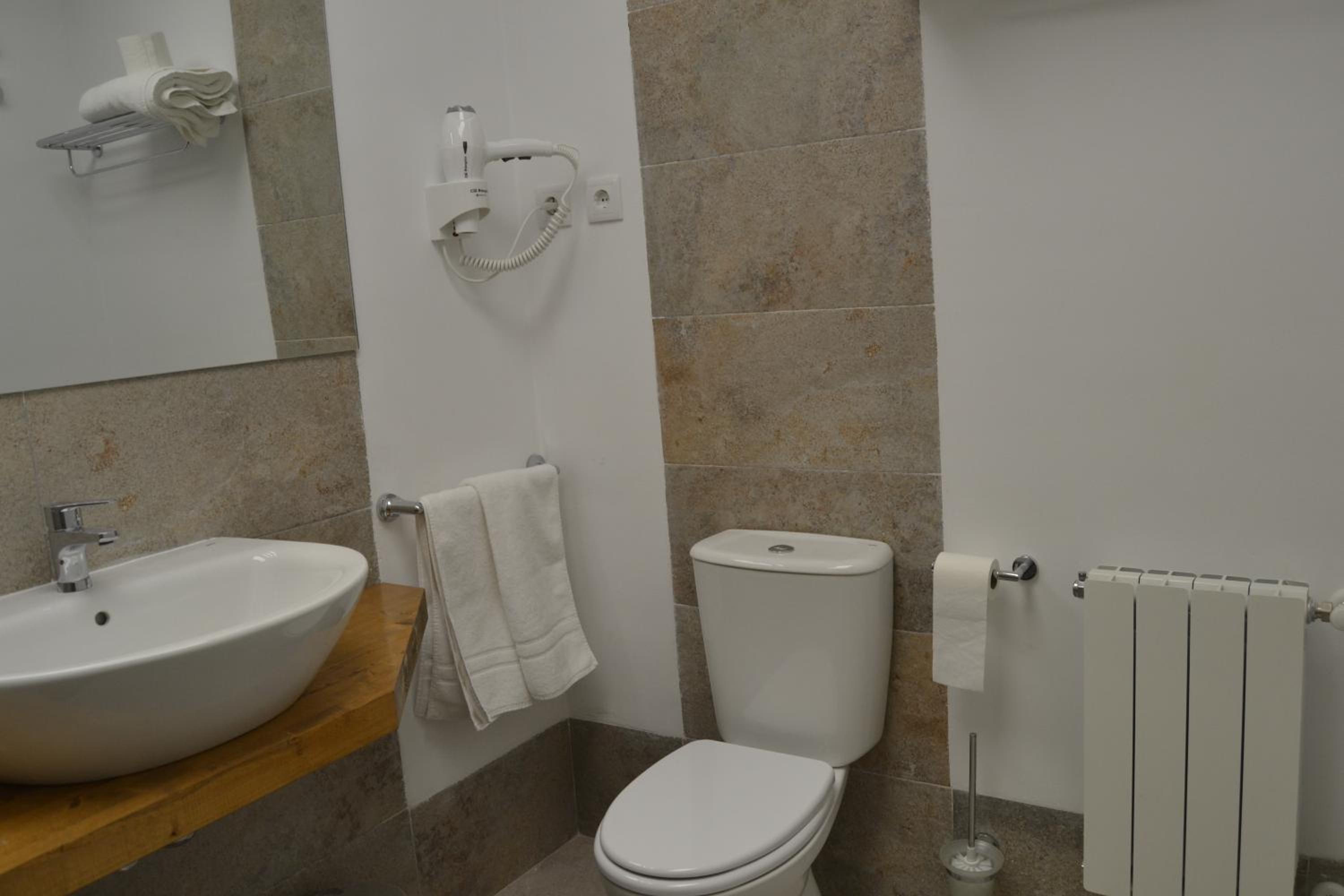 Standard Double or Twin Room - Photo 2