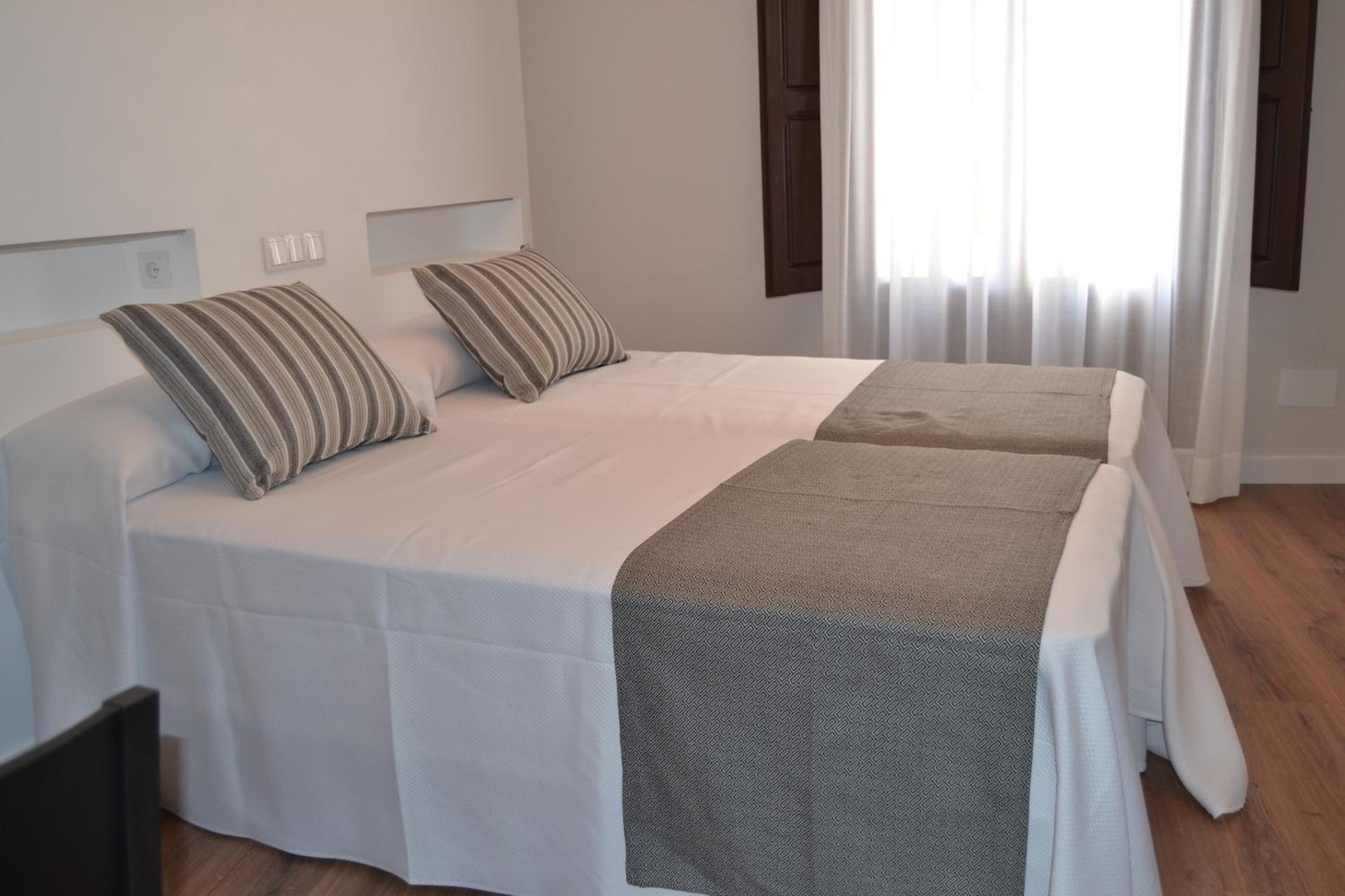 Standard Double or Twin Room - Photo 4