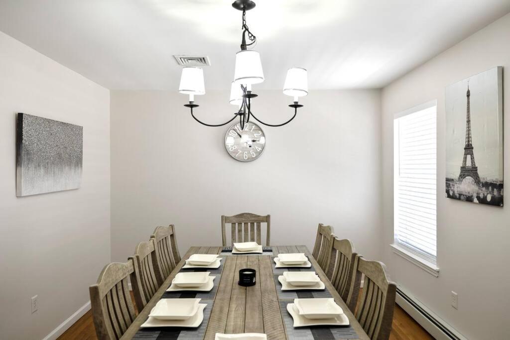 Five-Bedroom House photo 2