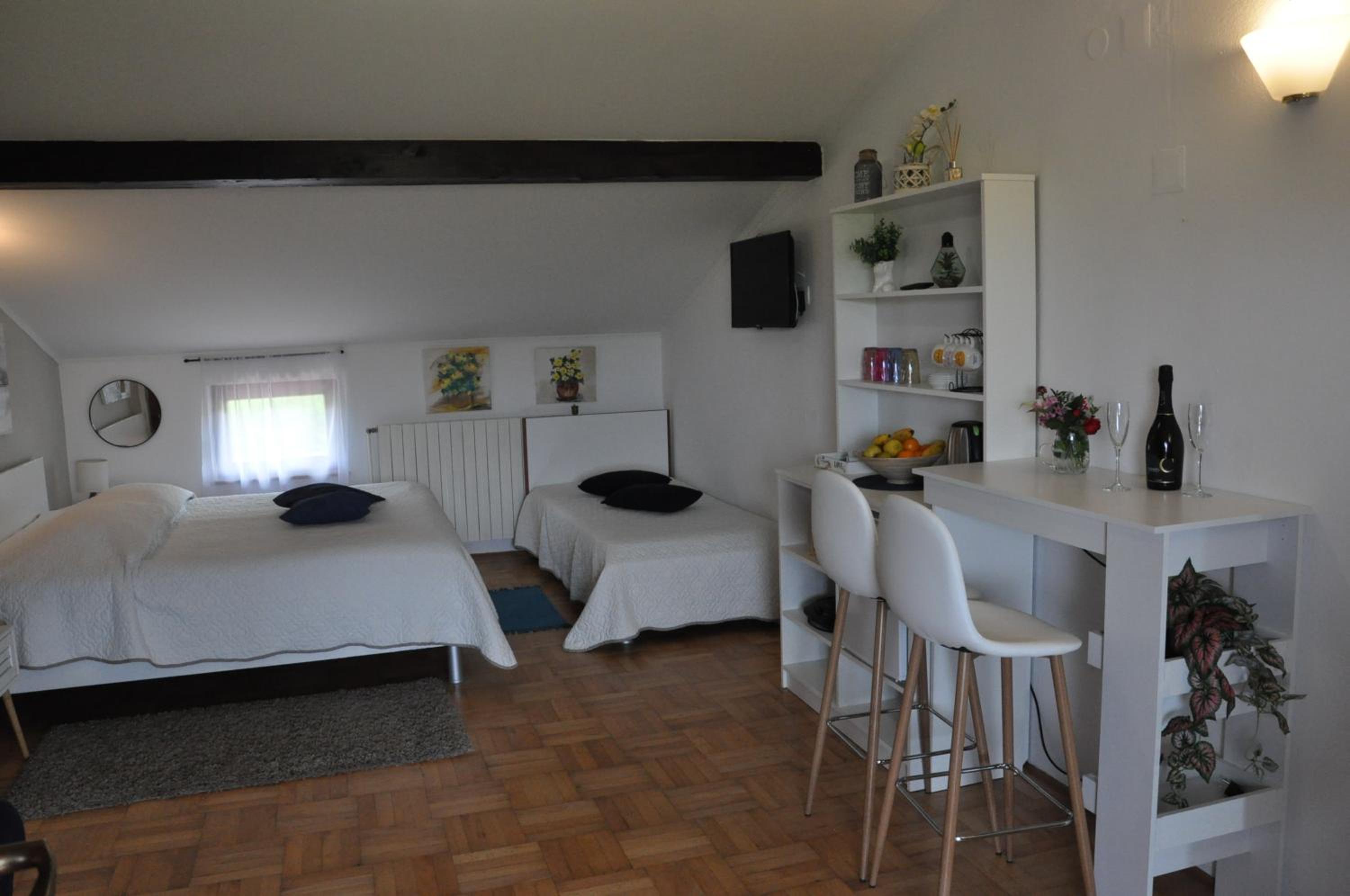 Triple Room with Private Bathroom - Photo 9