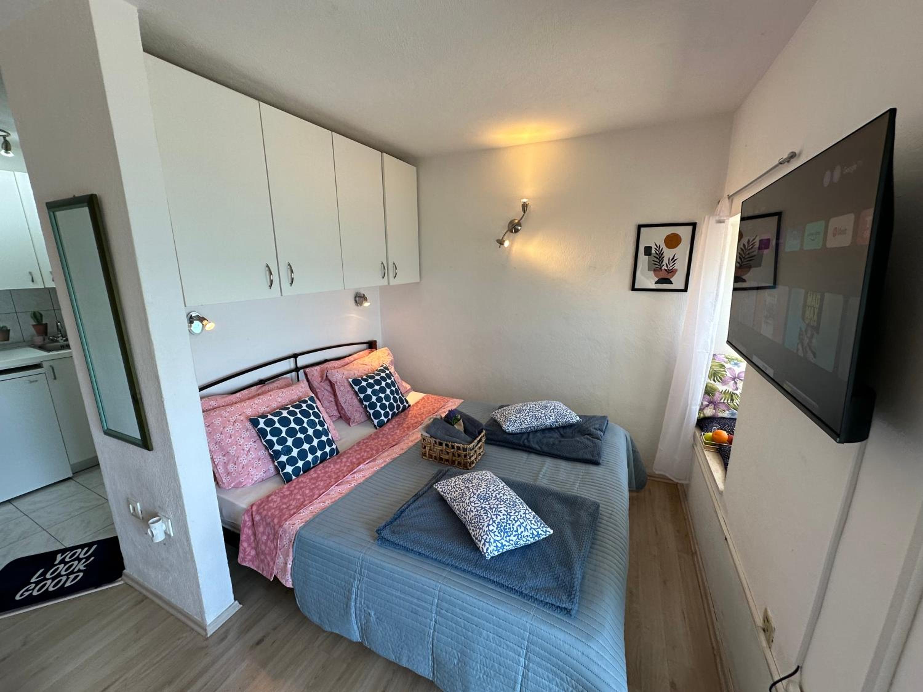 One-Bedroom Apartment photo 1