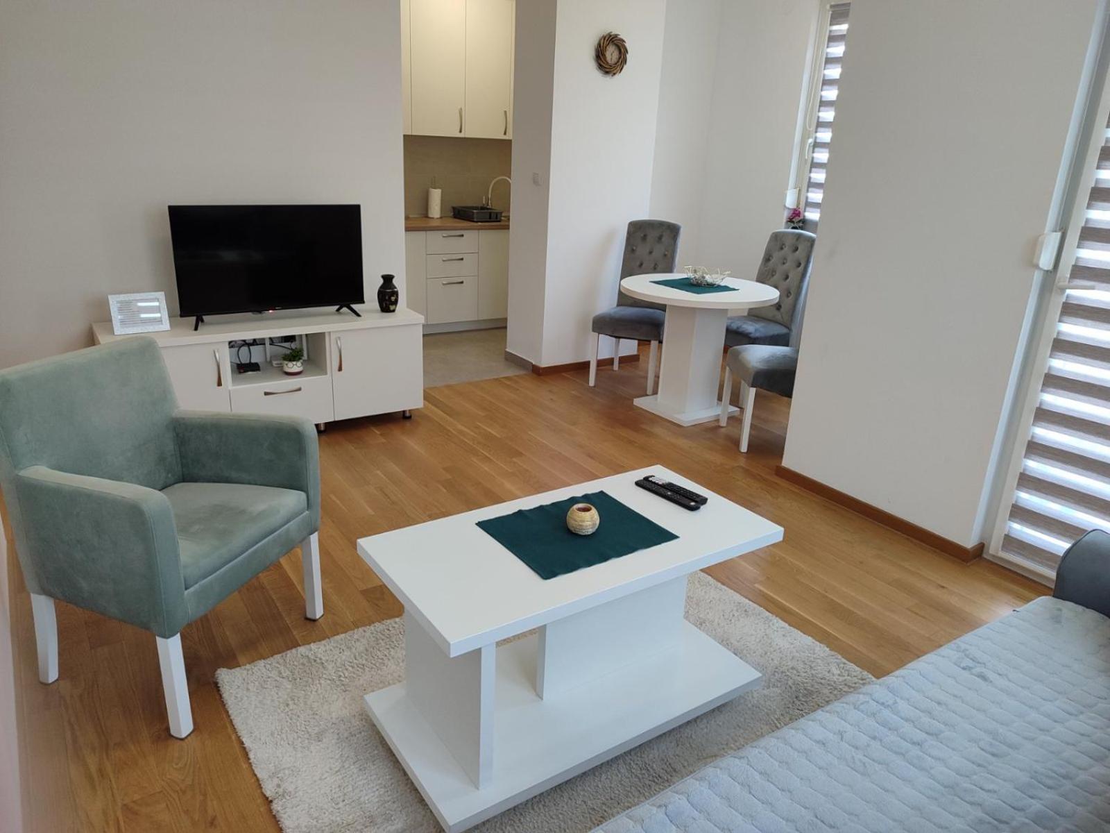 One-Bedroom Apartment photo 1