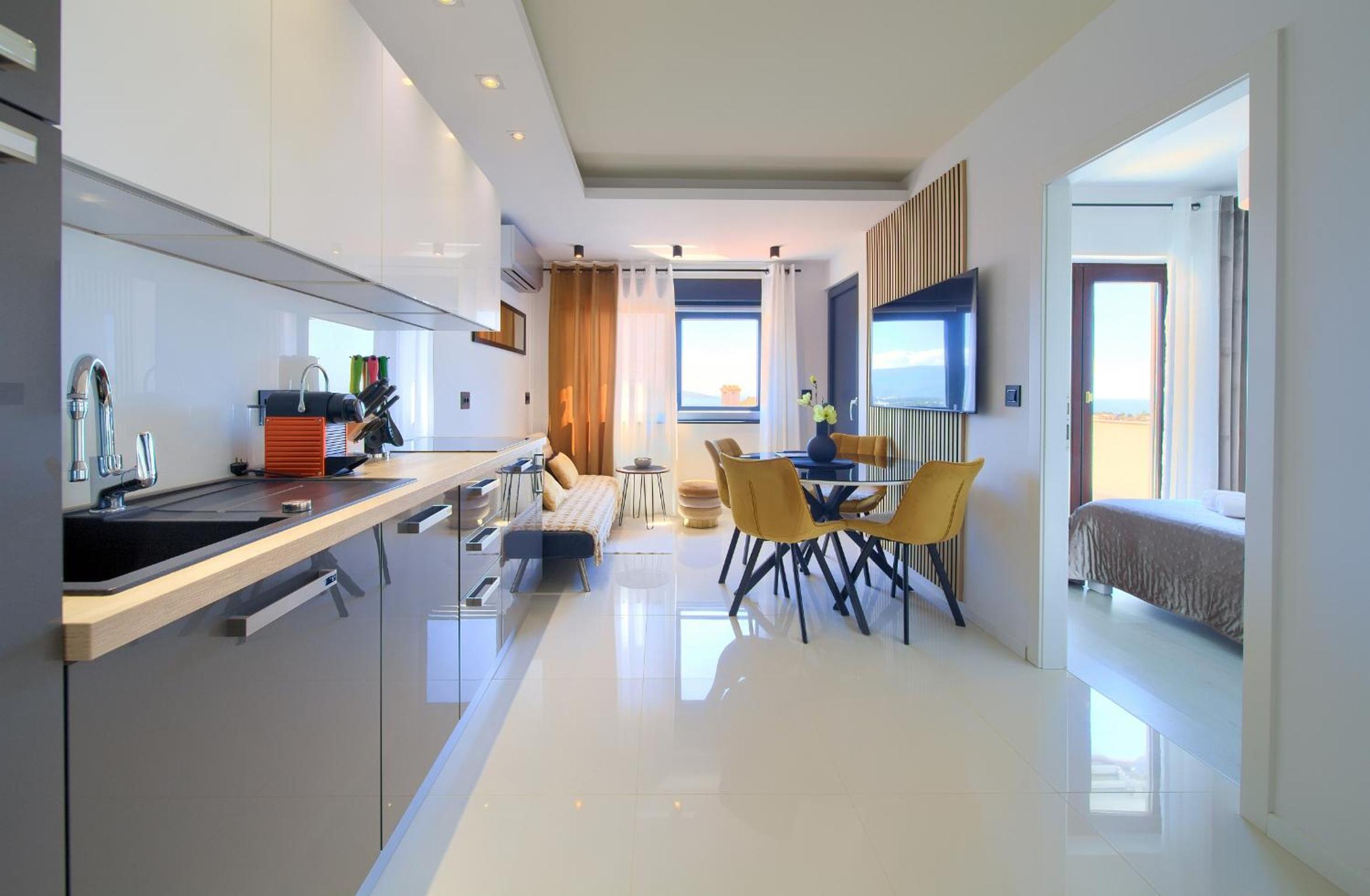 Two-Bedroom Superior Apartment with Balcony and Sea View - Photo 11