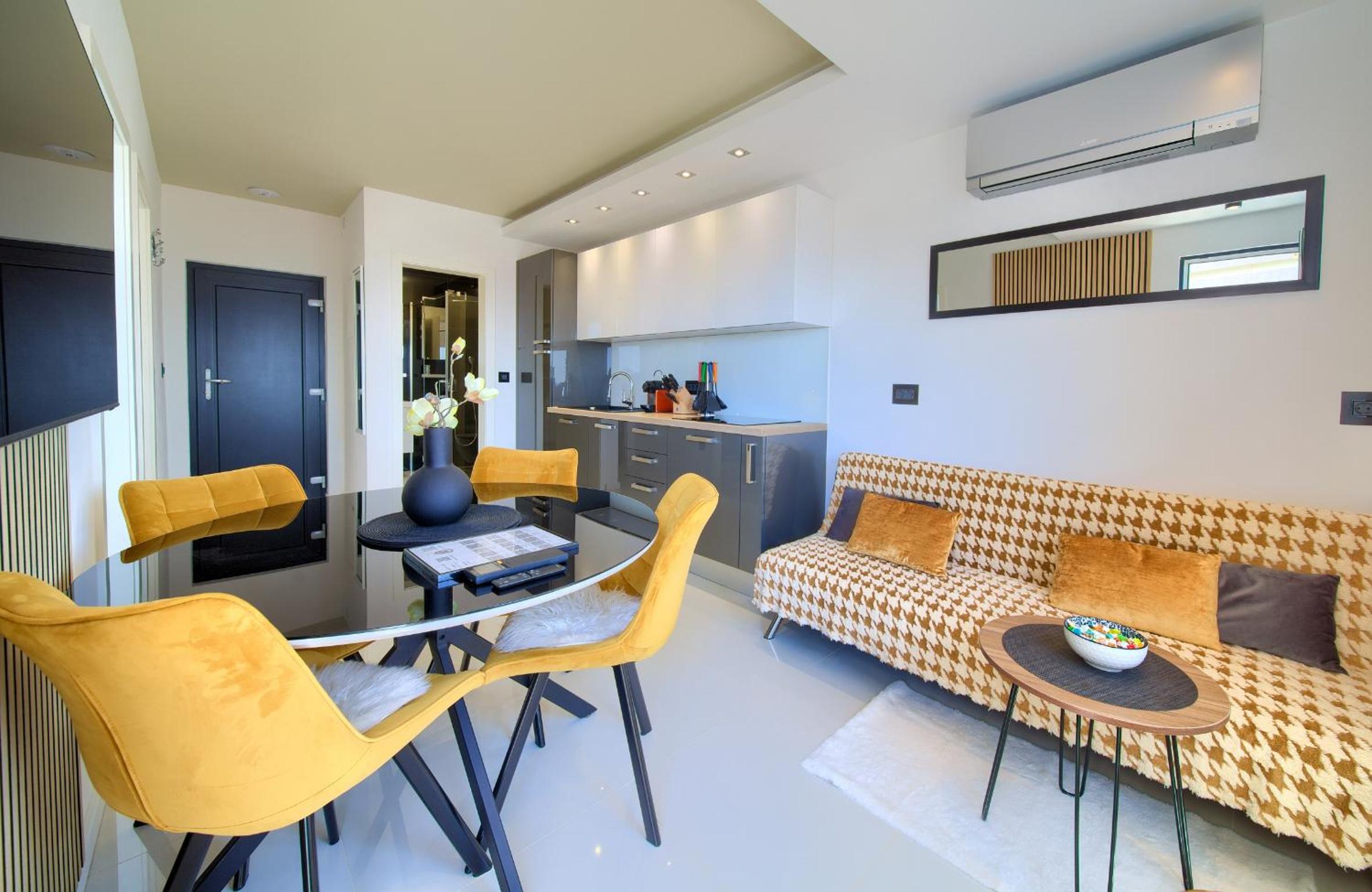 Two-Bedroom Superior Apartment with Balcony and Sea View - Photo 1