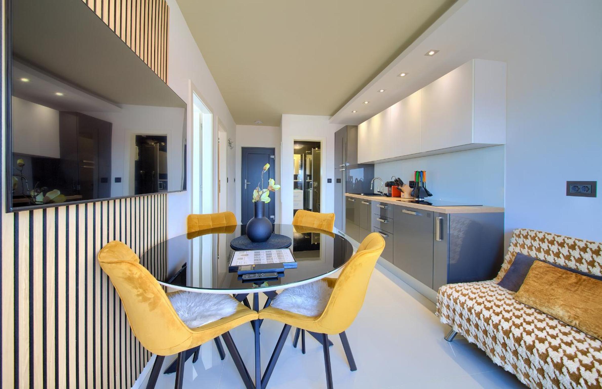 Two-Bedroom Superior Apartment with Balcony and Sea View - Photo 13