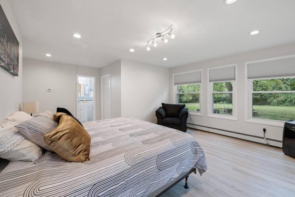 Six-Bedroom House photo 1