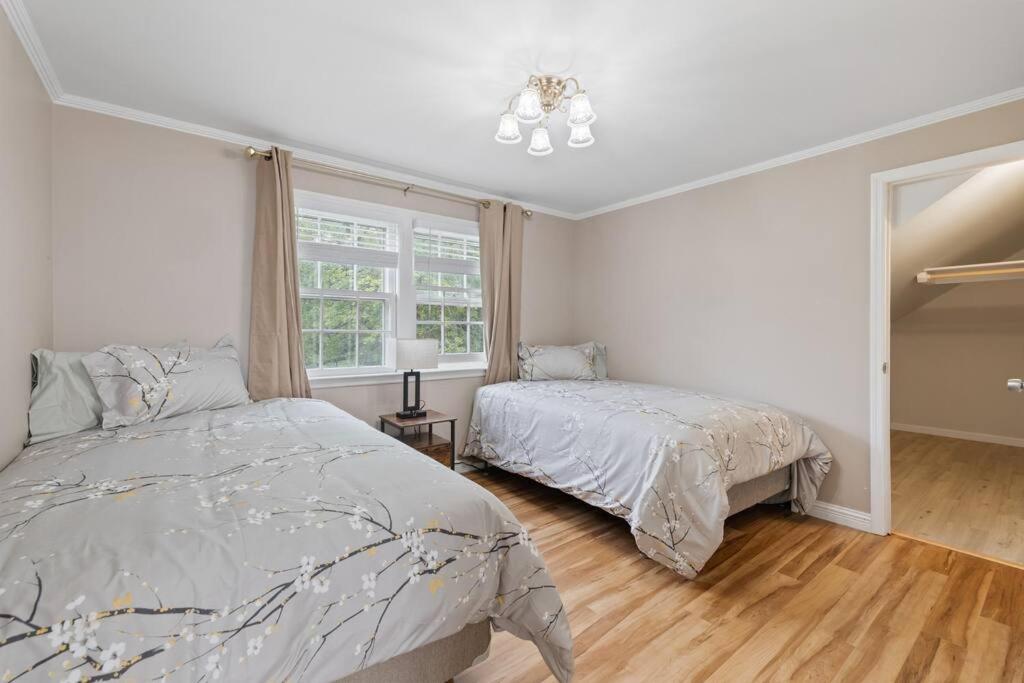 Six-Bedroom House photo 2