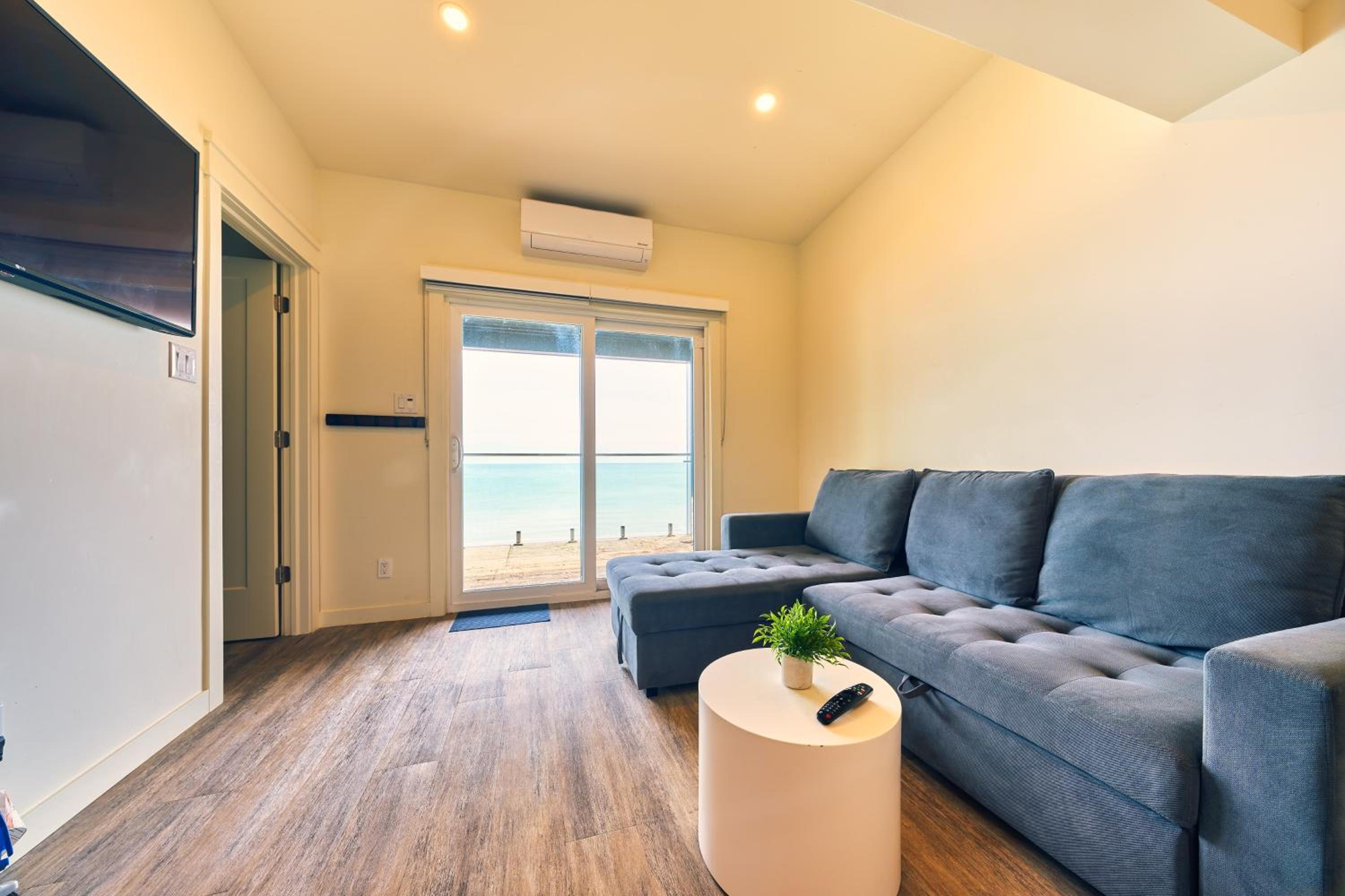 Two-Bedroom House Cottage 19