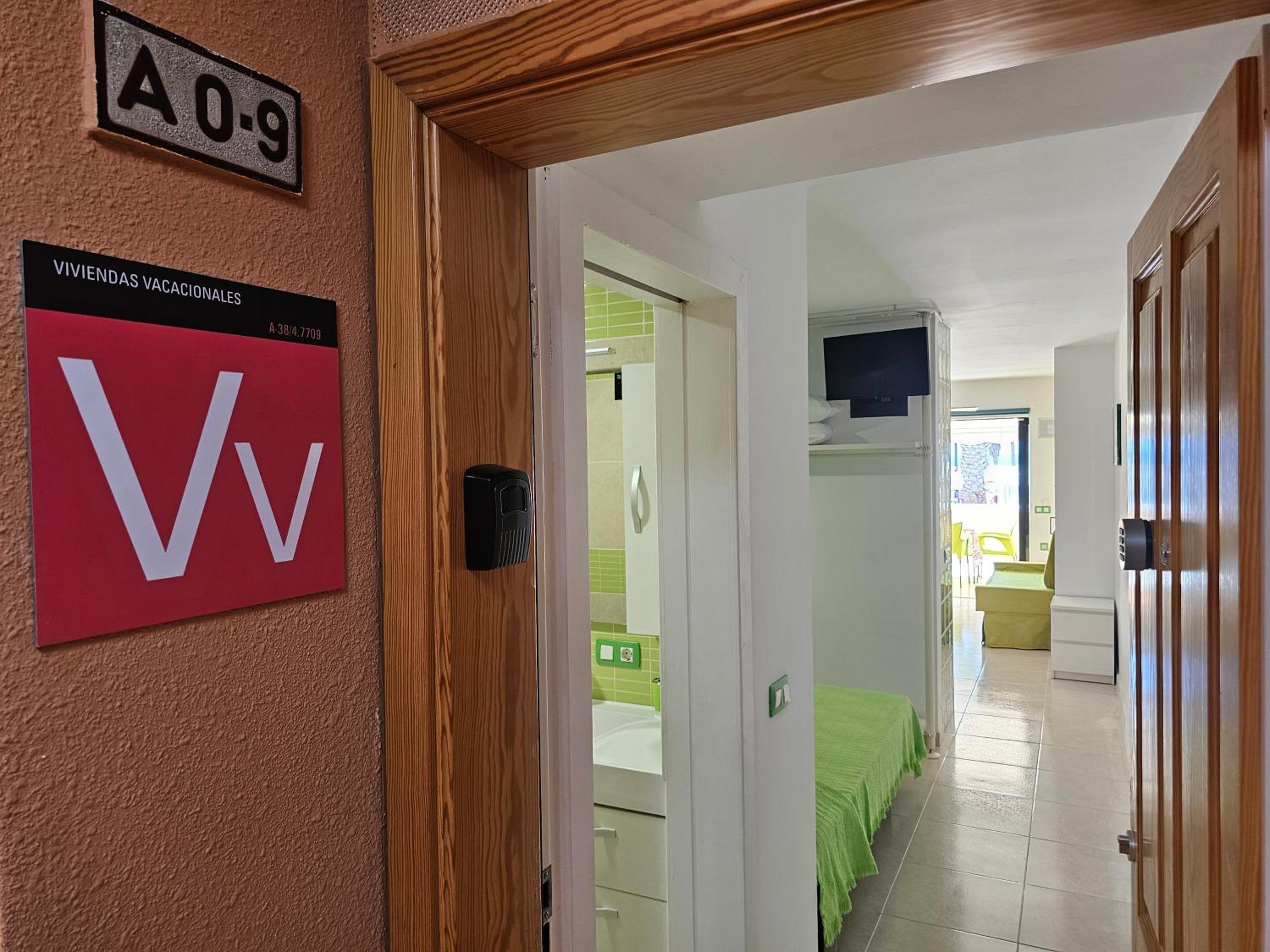 Apartamento con Terraza y Vista Lateral al Mar