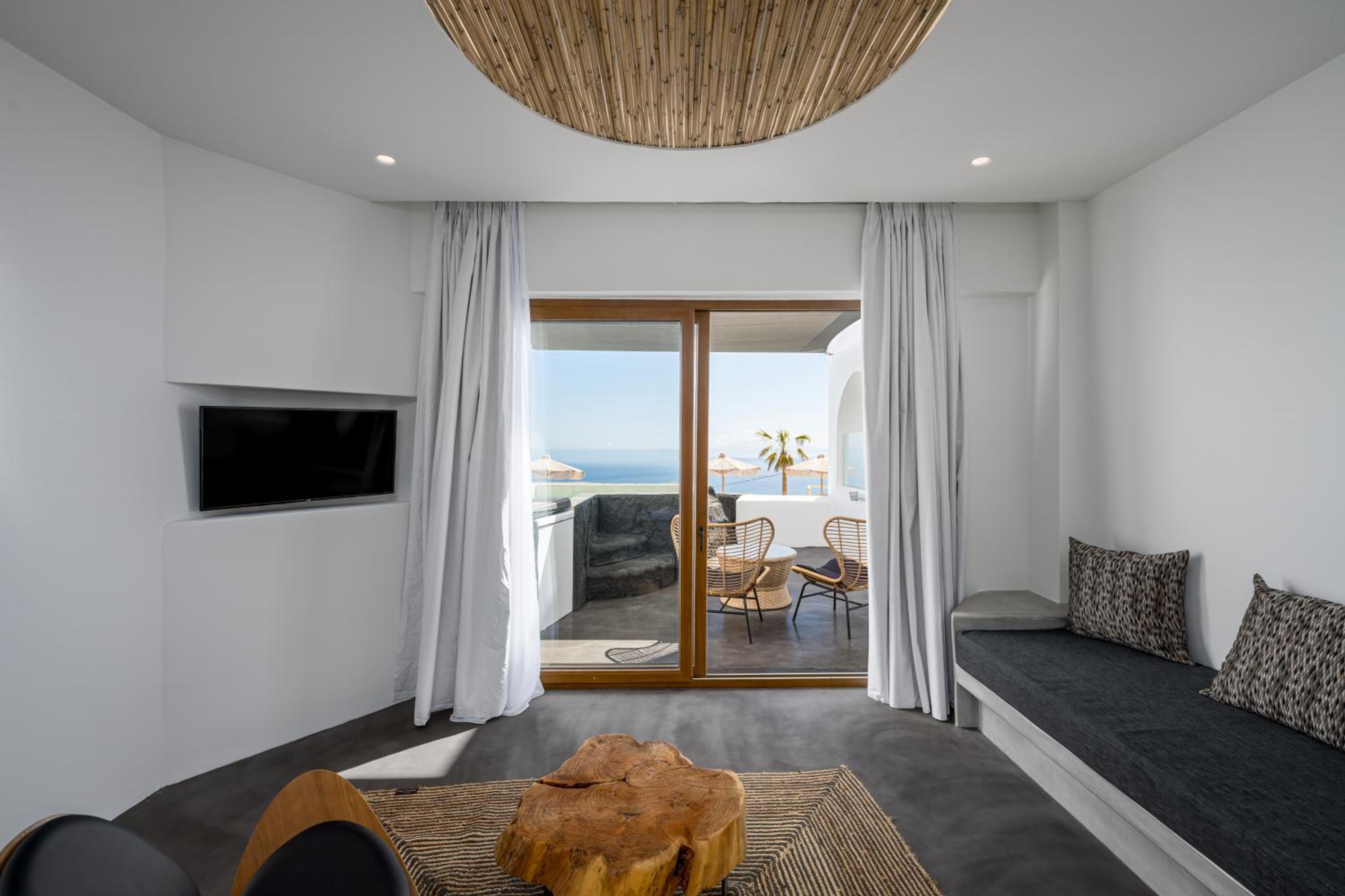 King Suite with Outdoor Hot Tub & Sea View photo 3