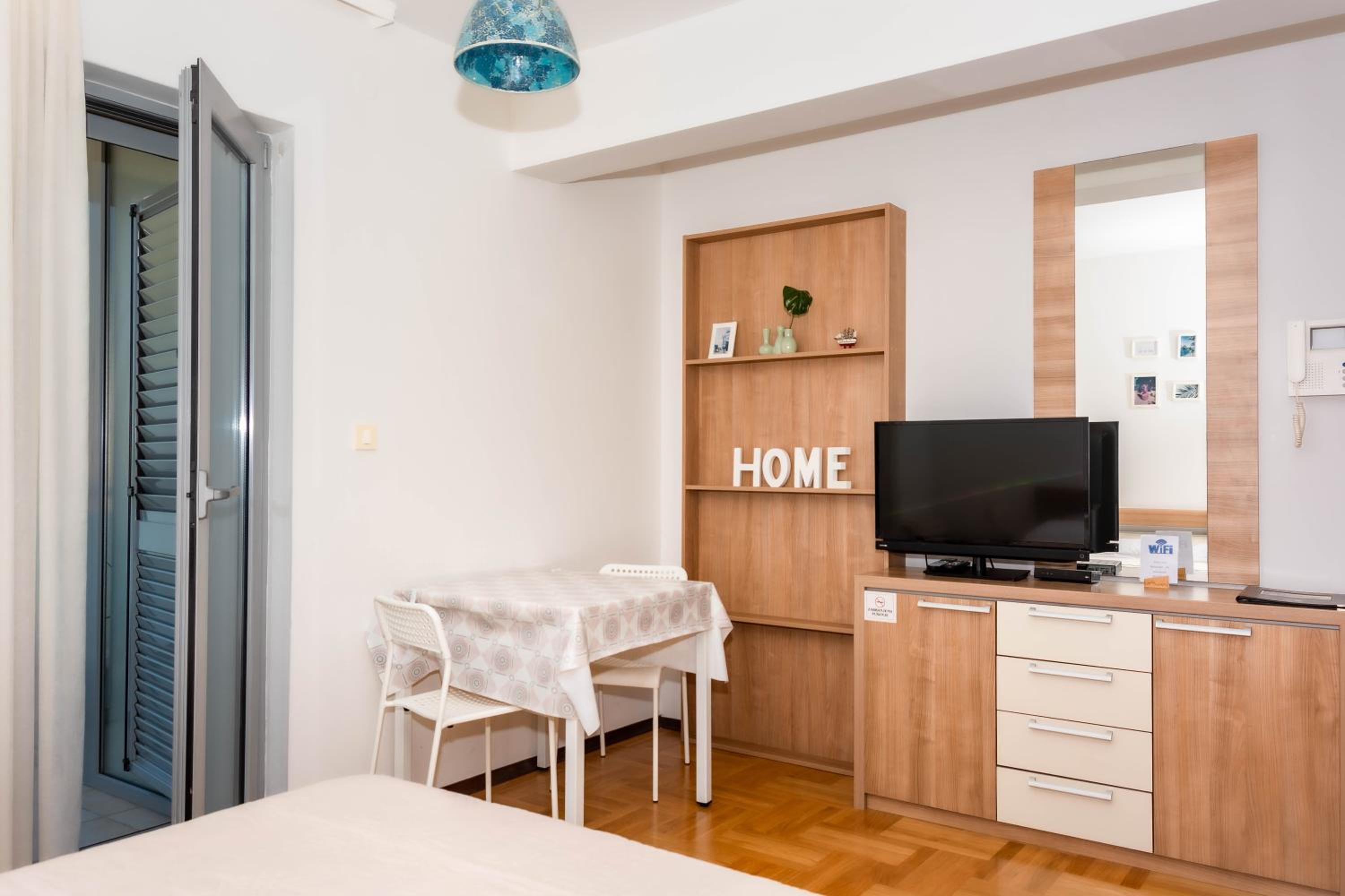 One-Bedroom Apartment photo 1