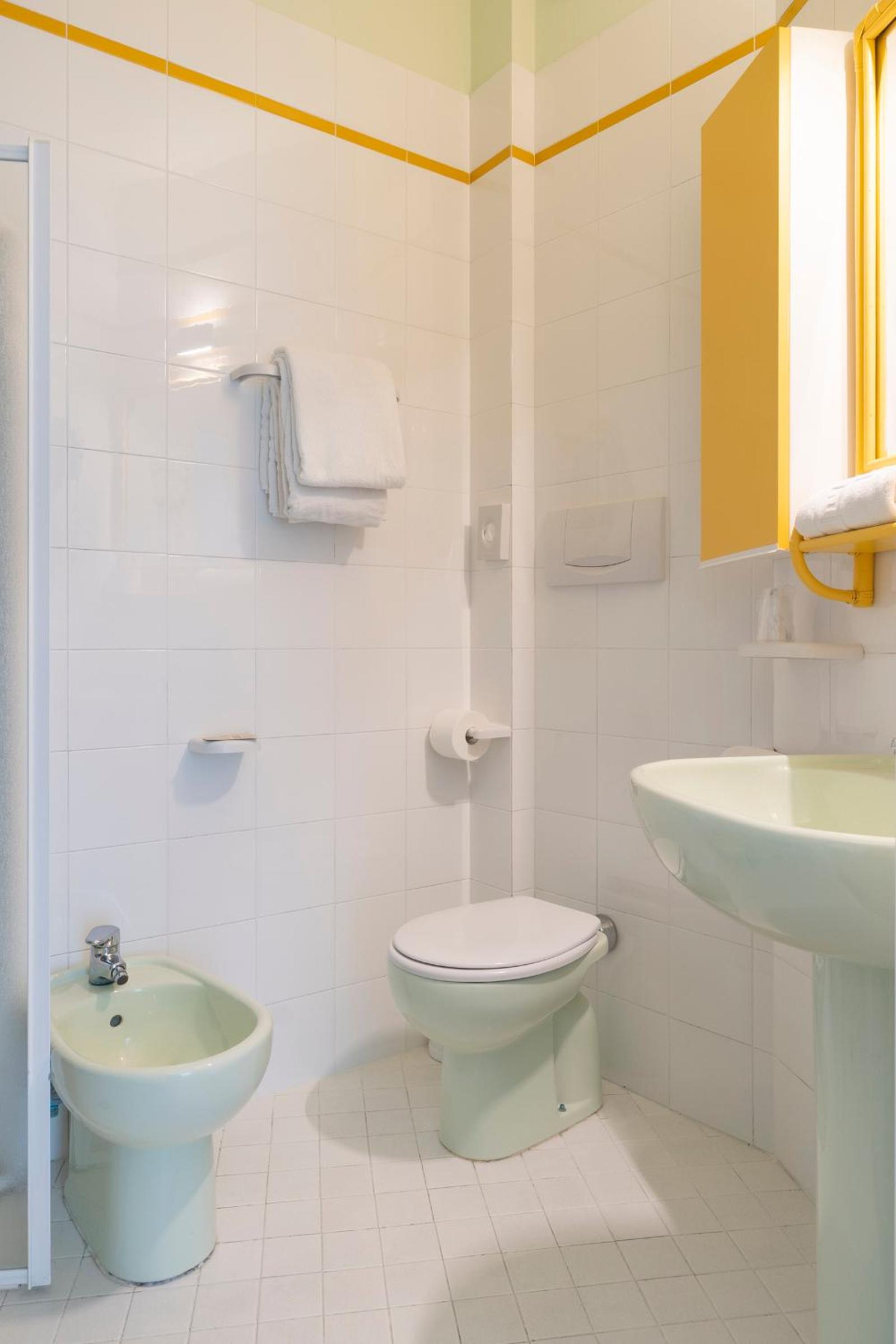 Standard Double Room - Photo 7