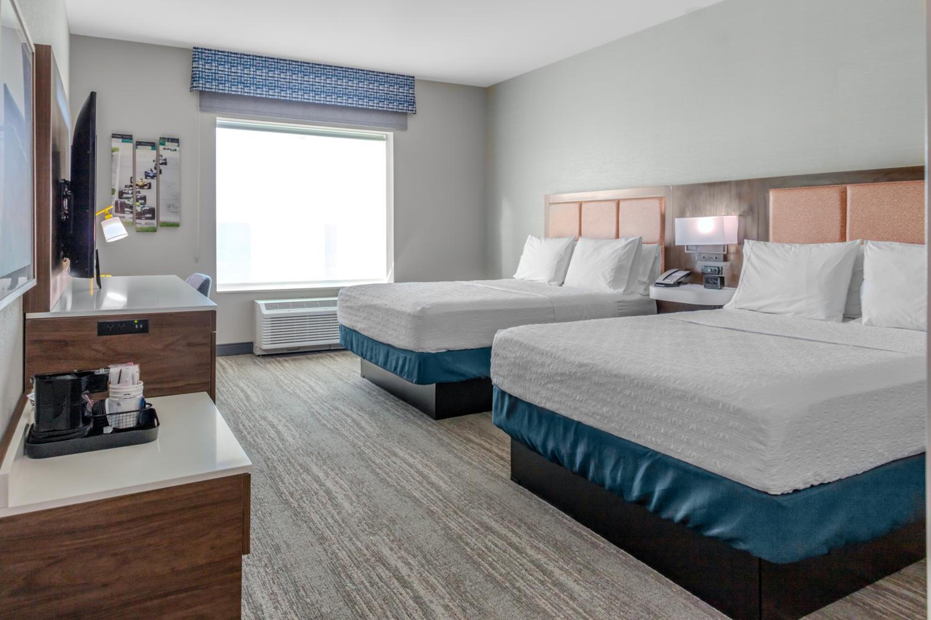 Queen Room with Two Queen Beds - Photo 7