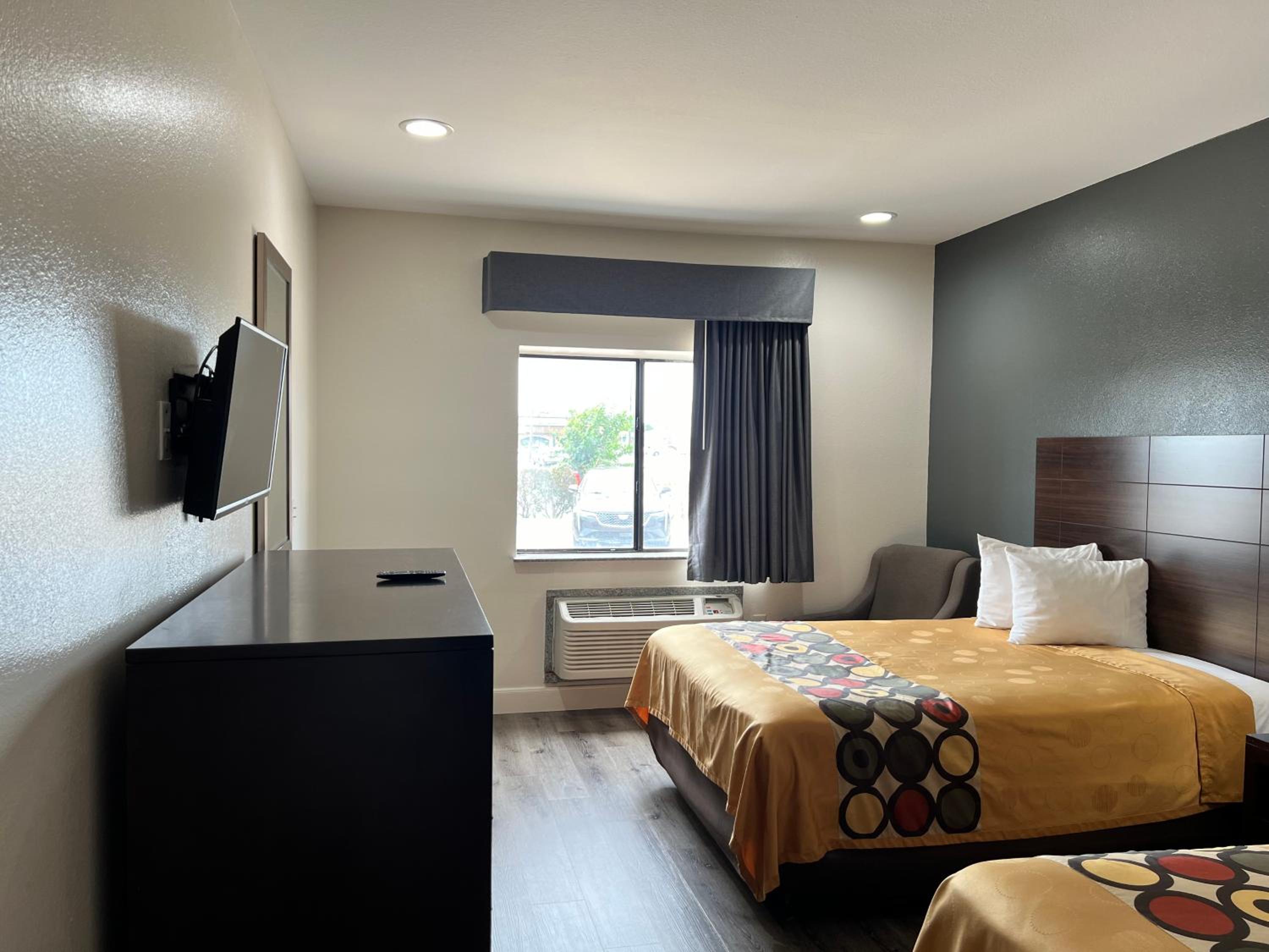 Quadruple Room with Two Queen Beds - Non Smoking - Photo 1