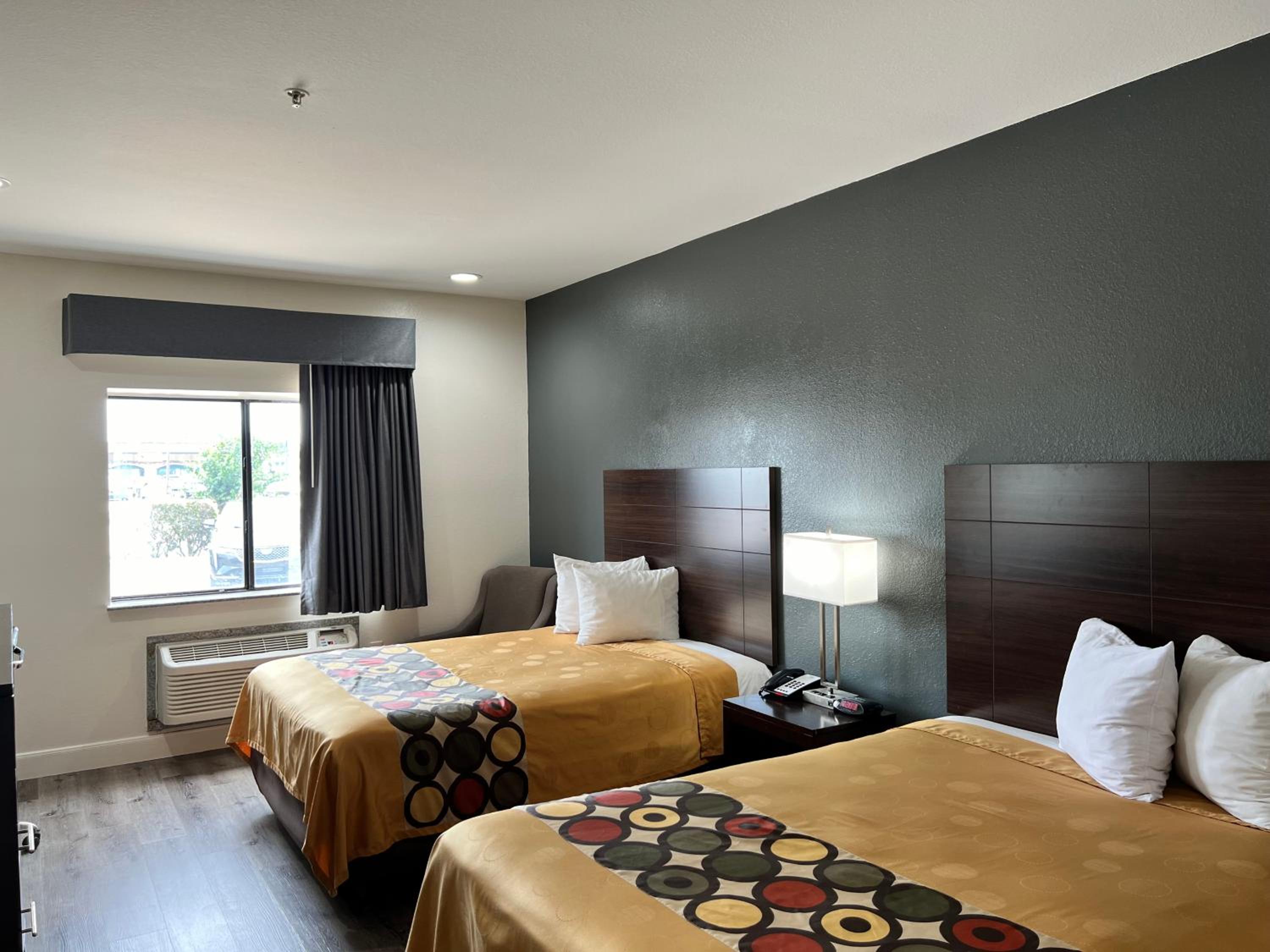 Quadruple Room with Two Queen Beds - Non Smoking - Photo 5