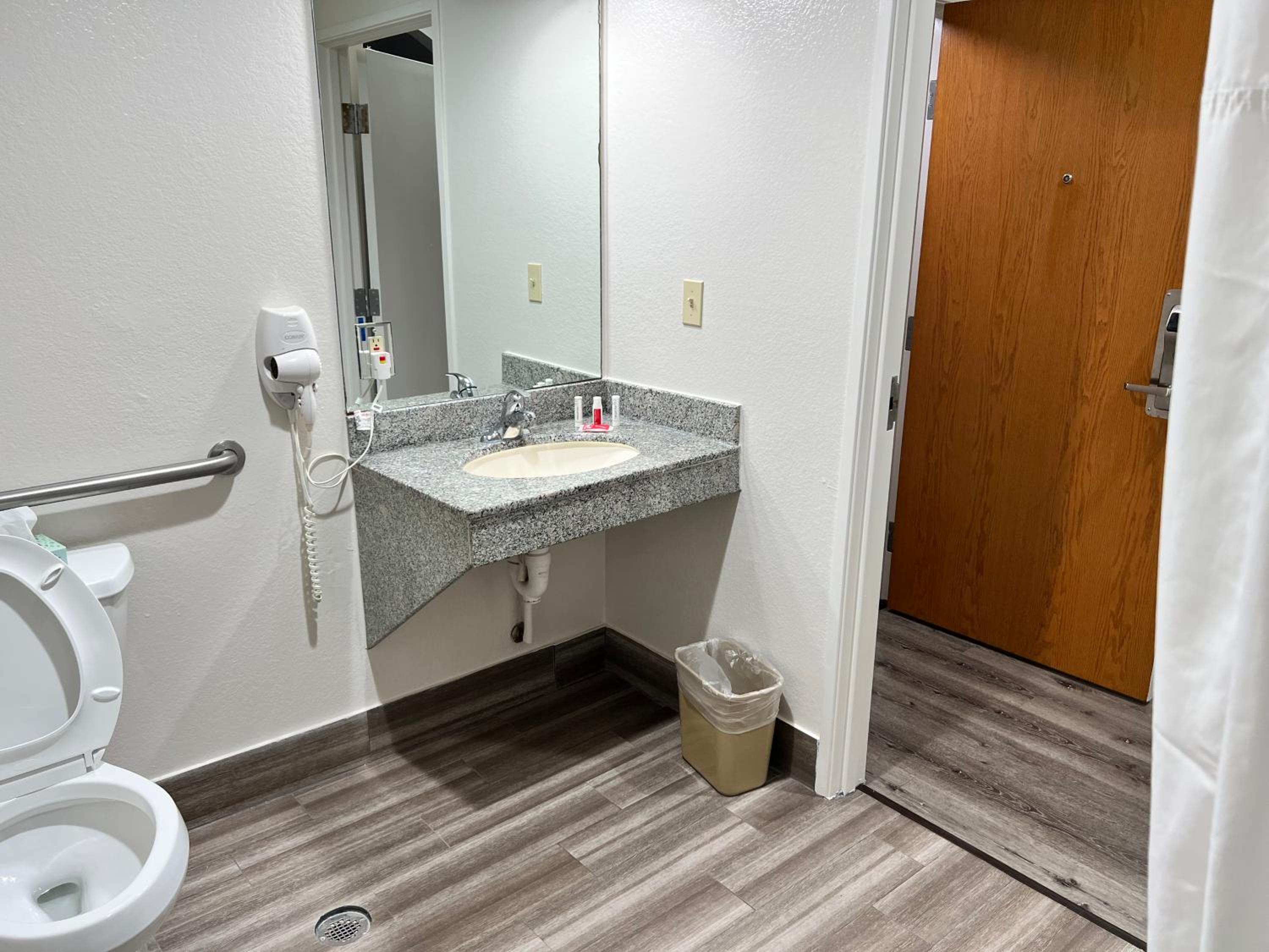 King Room - Disability Access/Non Smoking  - Photo 5